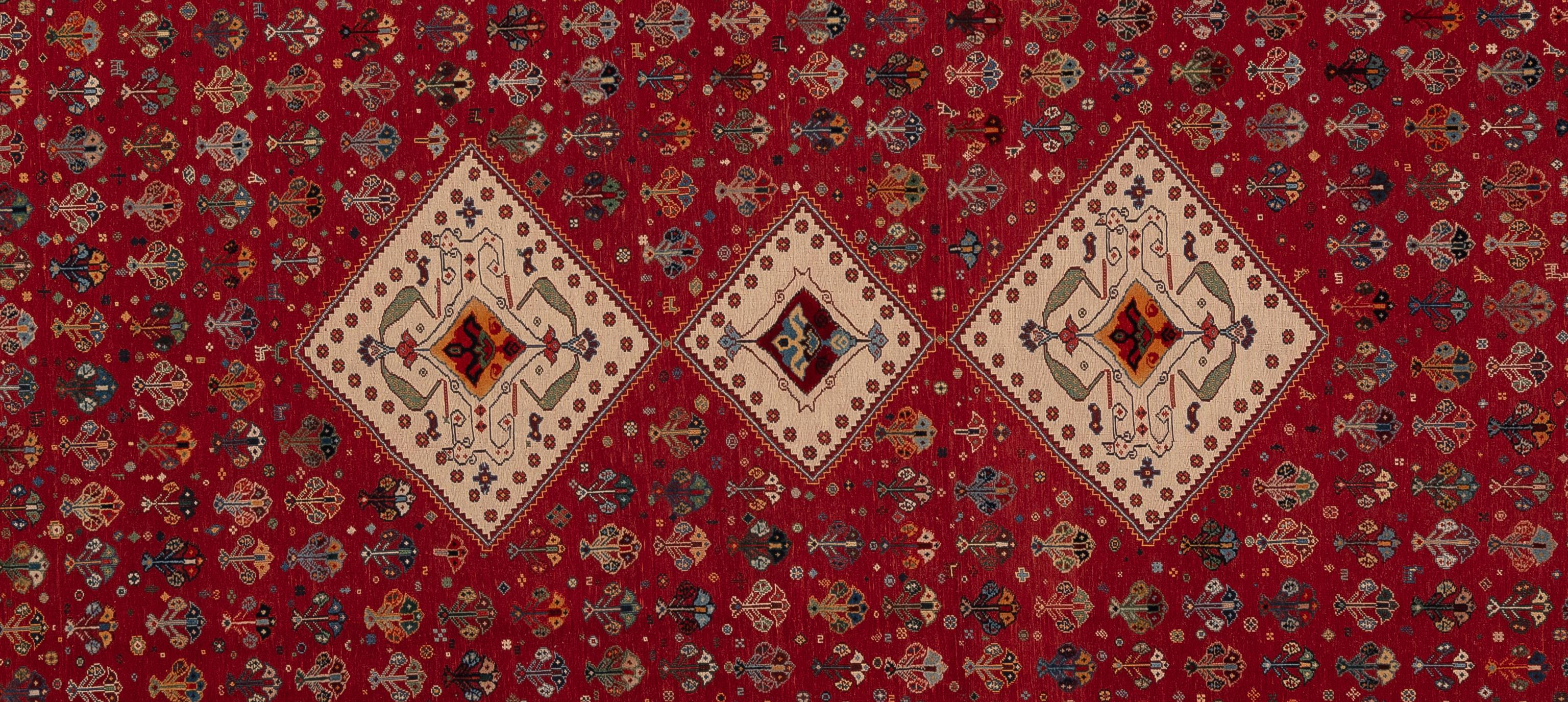 Abbraccia il fascino dell'arte nomade con questo autentico tappeto Baluch. Realizzato da abili artigiani, ogni nodo racconta una storia di tradizione e patrimonio. Tessuto con intricati motivi geometrici e ricchi toni della terra, dona un tocco di
