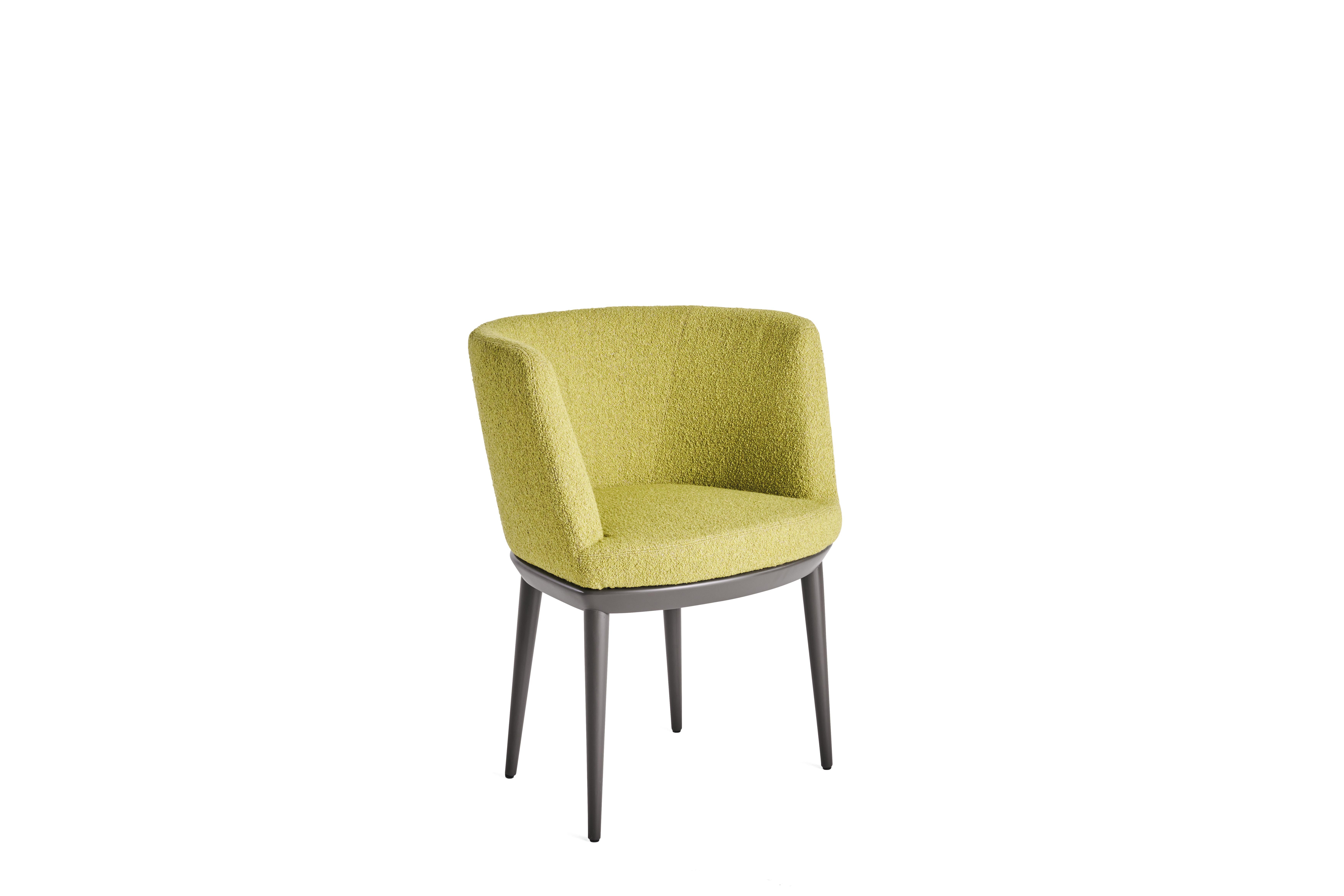 Der bequeme Sessel Bare zeichnet sich durch seine Retro-Linien und seine anschmiegsame Rückenlehne aus, die mit den ikonischen Stoffen von Etro Home Interiors bezogen ist. Der Stuhl hat eine Struktur aus Tannenholz und Beine aus massiver Esche mit