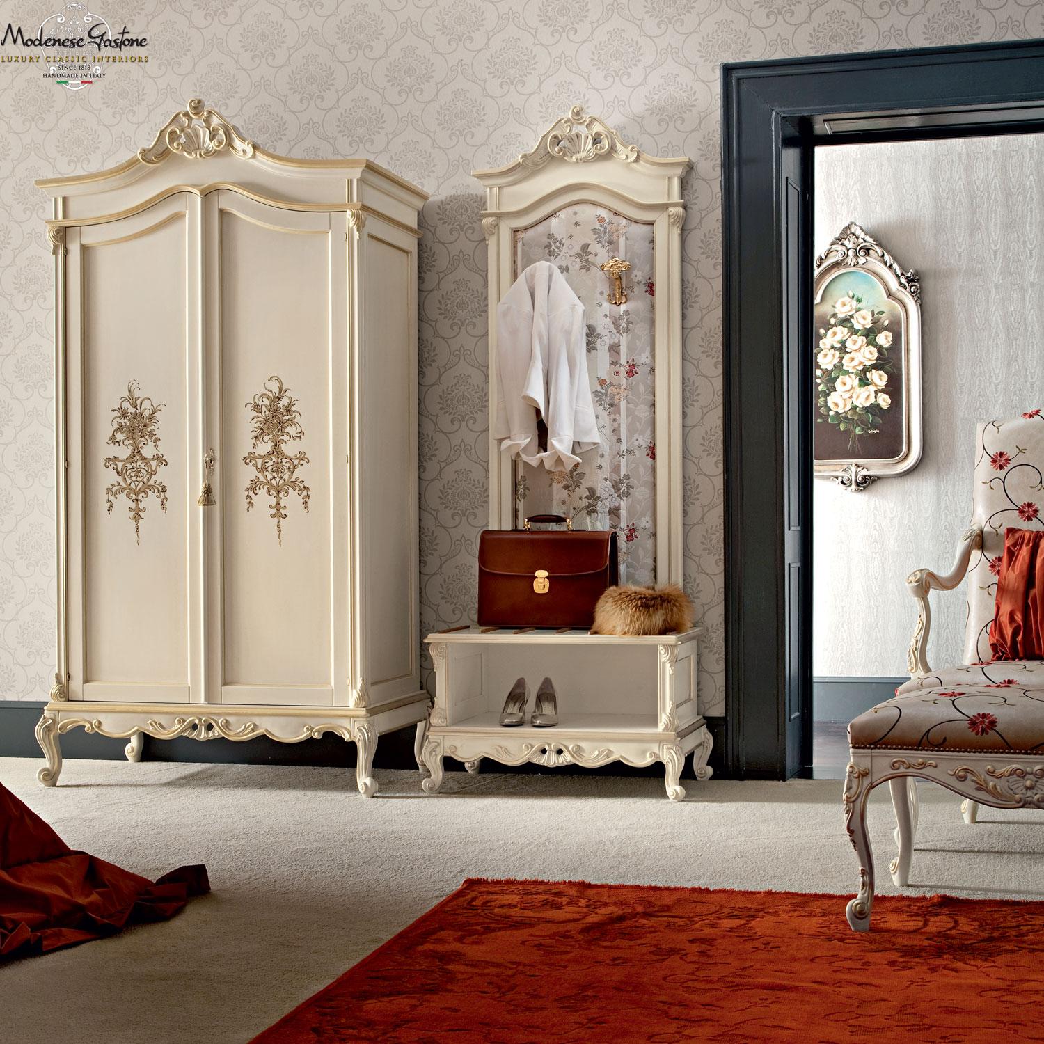 Refinado perchero para bolsos y abrigos de Modenese Gastone Interiors, ideal para recibidores, dormitorios y trasteros. Este artículo único de Casa Nova tiene dos perchas doradas y un espacioso compartimento abierto para zapatos. Gracias a la