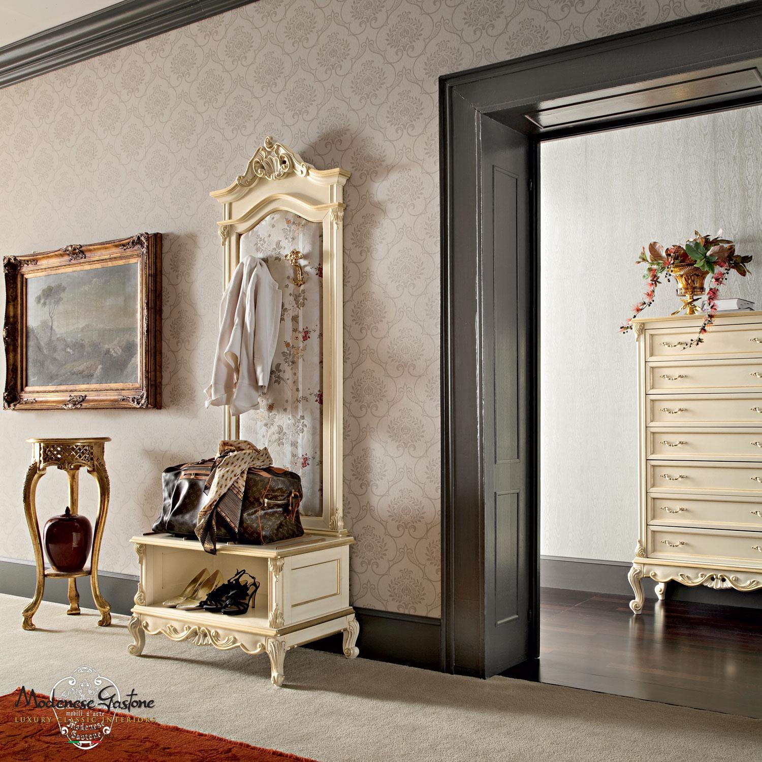 Baroque Porte- valise baroque sculpté du 21e siècle par Modenese Gastone Interiors en vente