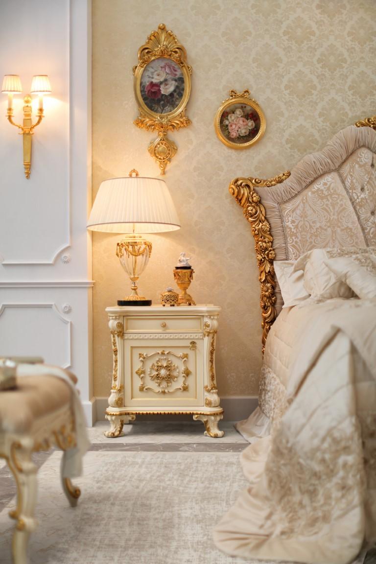 Bright Bed Bench mit Blattgold von Modenese, Barock inspiriert, 21. Jahrhundert (Handgefertigt) im Angebot