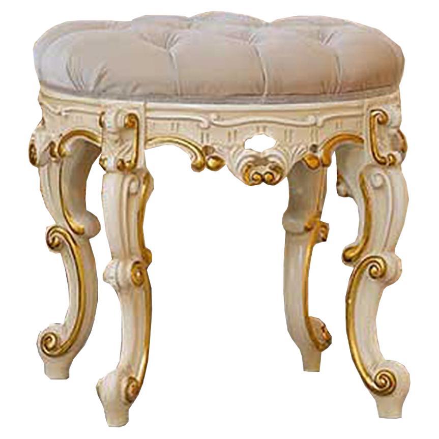 Pouf d'inspiration baroque du 21e siècle avec feuille d'or de Modenese Gastone