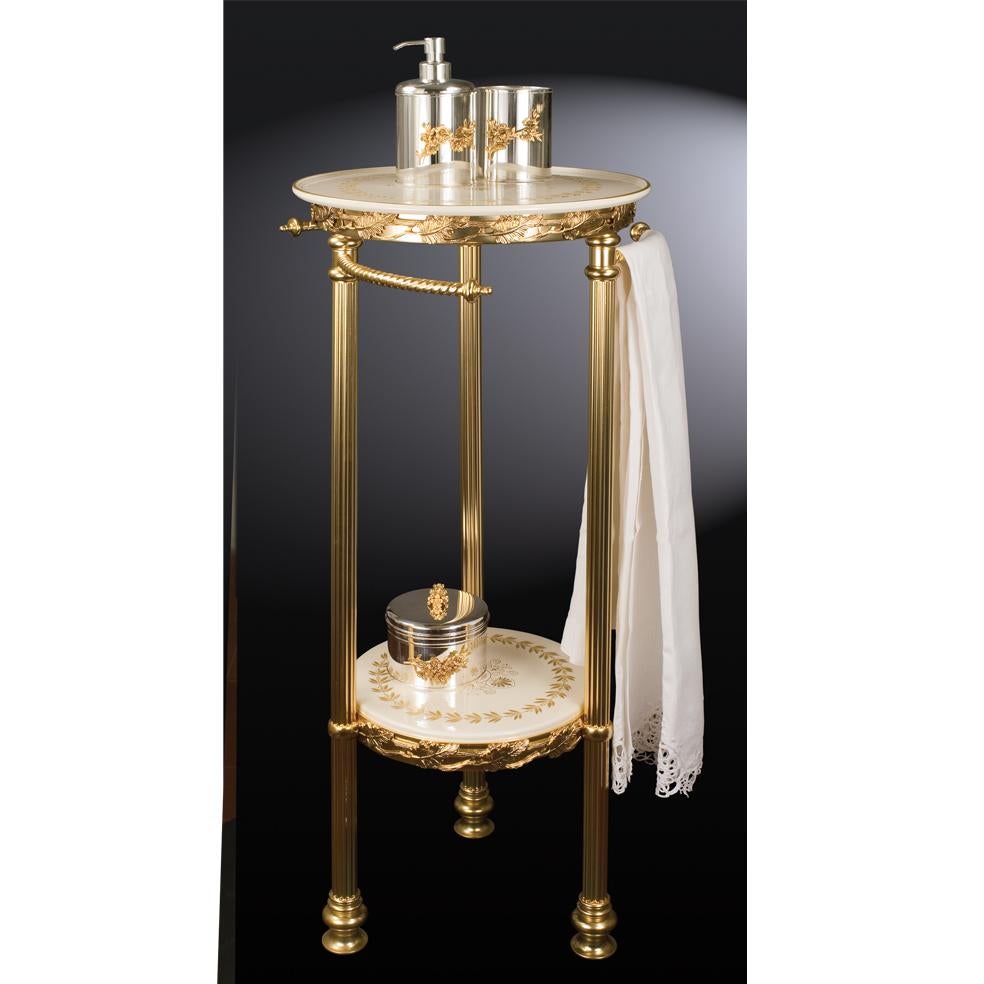 Table de salle de bains du 21e siècle avec porte-serviettes en bronze doré et partie en porcelaine avec décorations en or pur.
Chaque objet est fabriqué à la main et le soin apporté à chaque détail rend chaque objet unique en son genre.
Le style de
