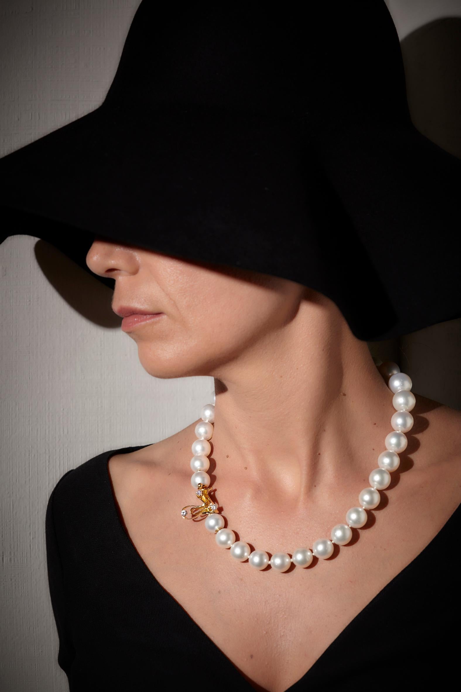 620-Carat Australian South Sea Pearls and 18K Gold Clasp with Diamonds
Unlock Your Divine Potential with the Sirio pearls necklace. 
Gems and metal are energetically cleansed to emit their best vibrations. The Sirio Necklace is 50 centimeters long