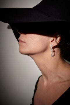 Pendientes de oro blanco de 18 quilates con diamantes Pave Delicate Cosmic Empowering Shape-shifting