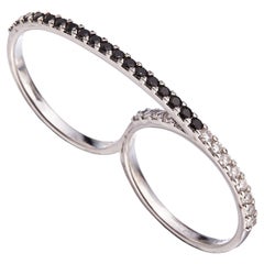 Zwei-Finger- Empowerment-Ring, hergestellt in Italien, 18 Karat Weißgold, Weiß-Schwarzer Diamant