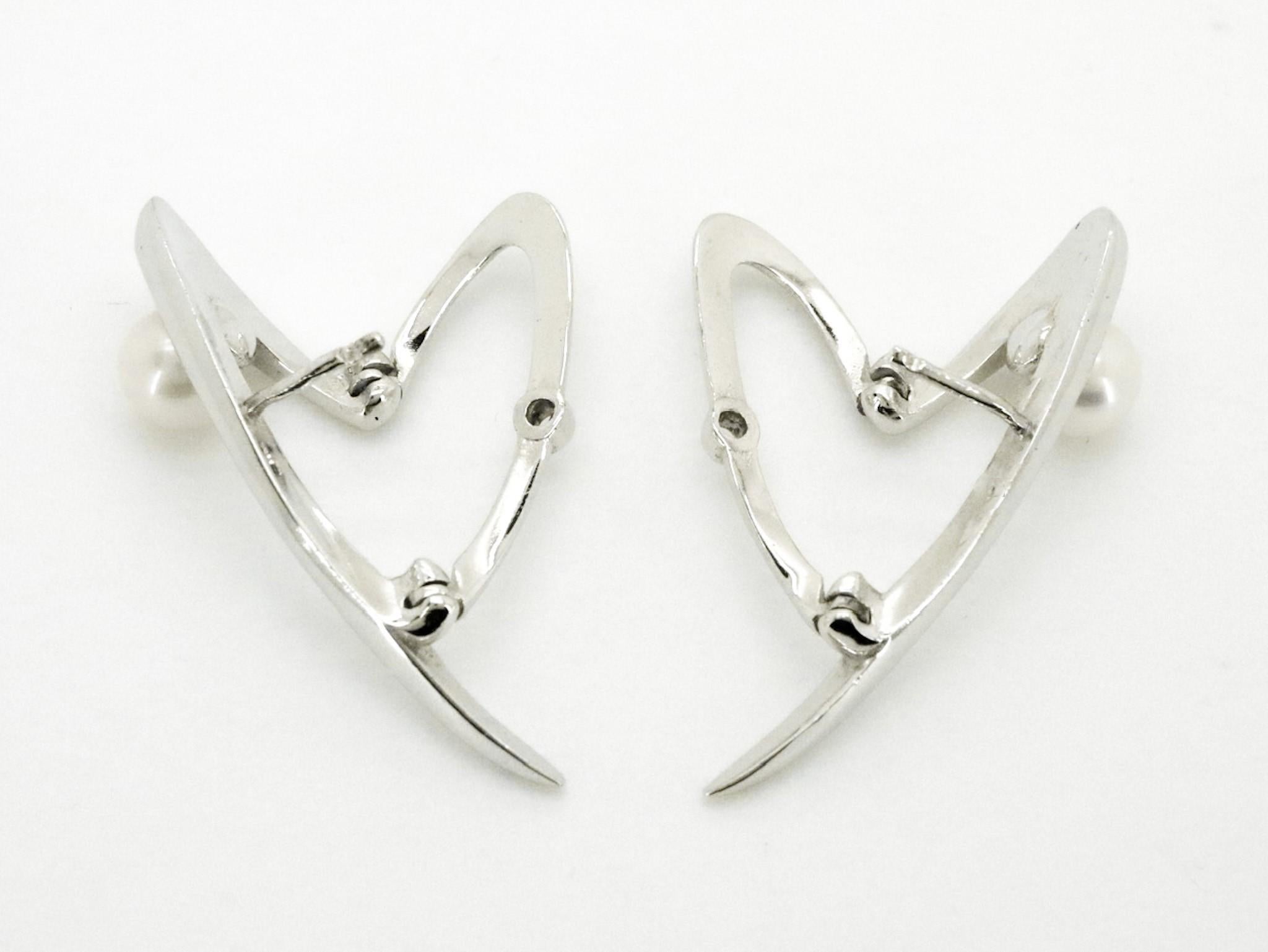 18K White Gold Pearls Innovative Clasp Versatile Cosmic Empowering Bold Earrings In New Condition For Sale In Milan, IT