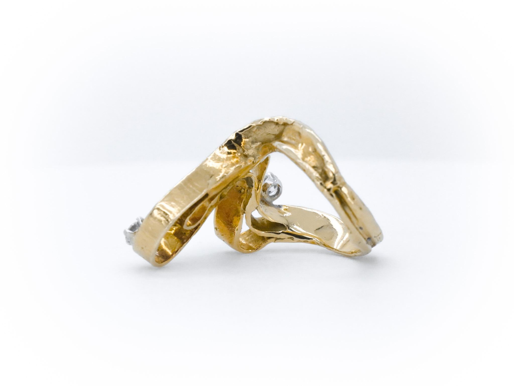 Modern 18K Yellow Gold Made in Italy Diamond Grounding Asymmetric Three Stones Ring  For Sale