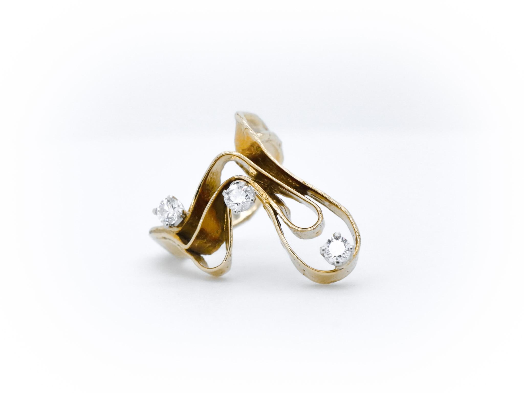 Round Cut 18K Yellow Gold Made in Italy Diamond Grounding Asymmetric Three Stones Ring  For Sale