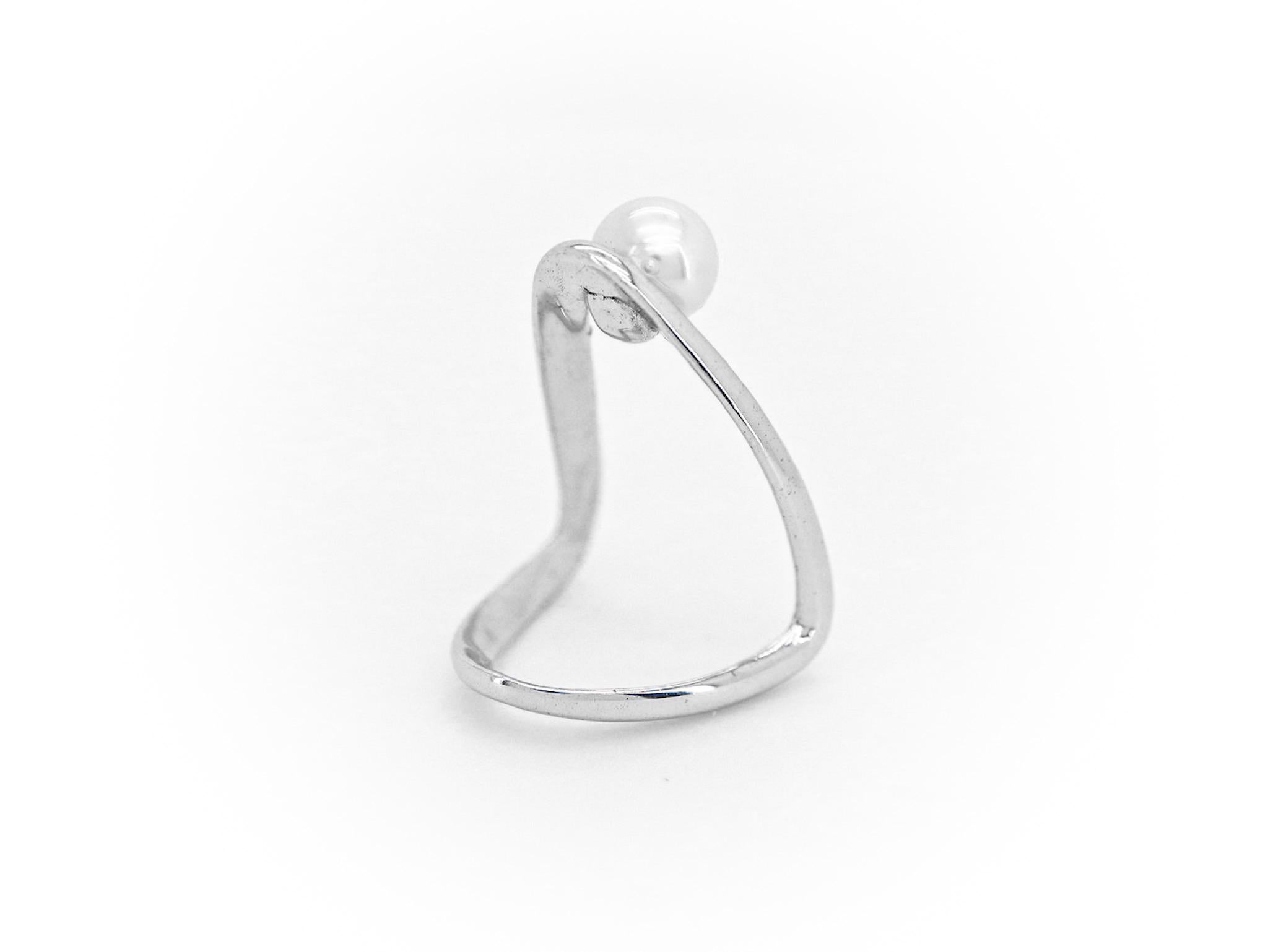 For Sale:  18K White Gold Made in Italy Pearl Cosmic Essential Cocktail Ring 4