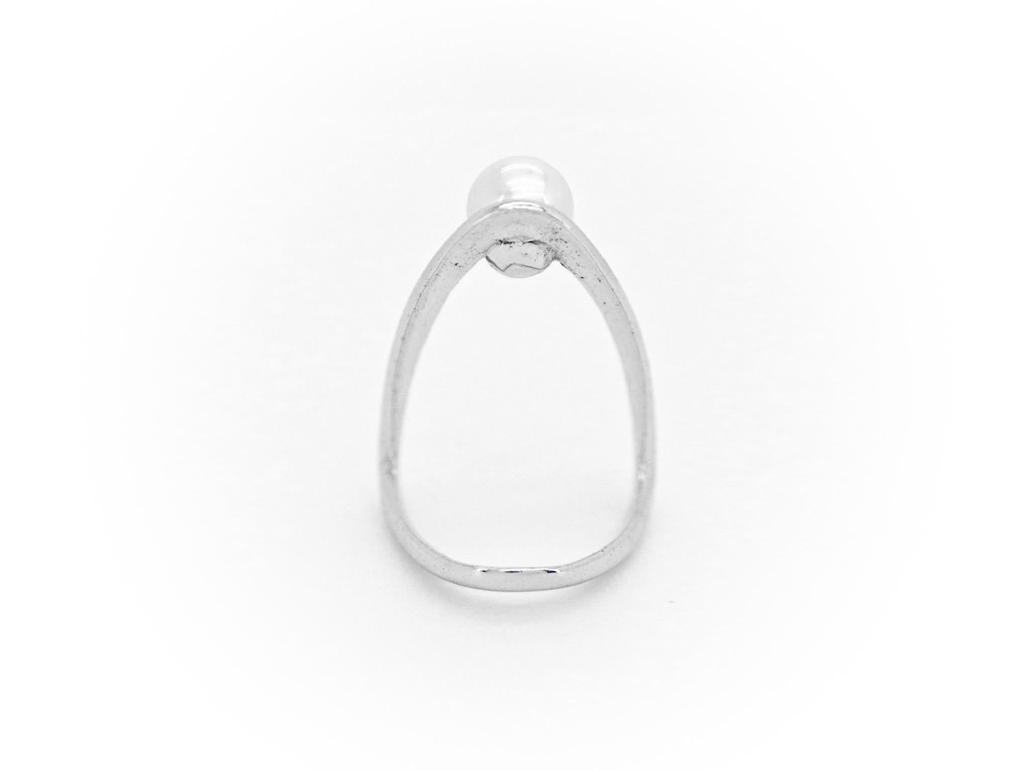 For Sale:  18K White Gold Made in Italy Pearl Cosmic Essential Cocktail Ring 5