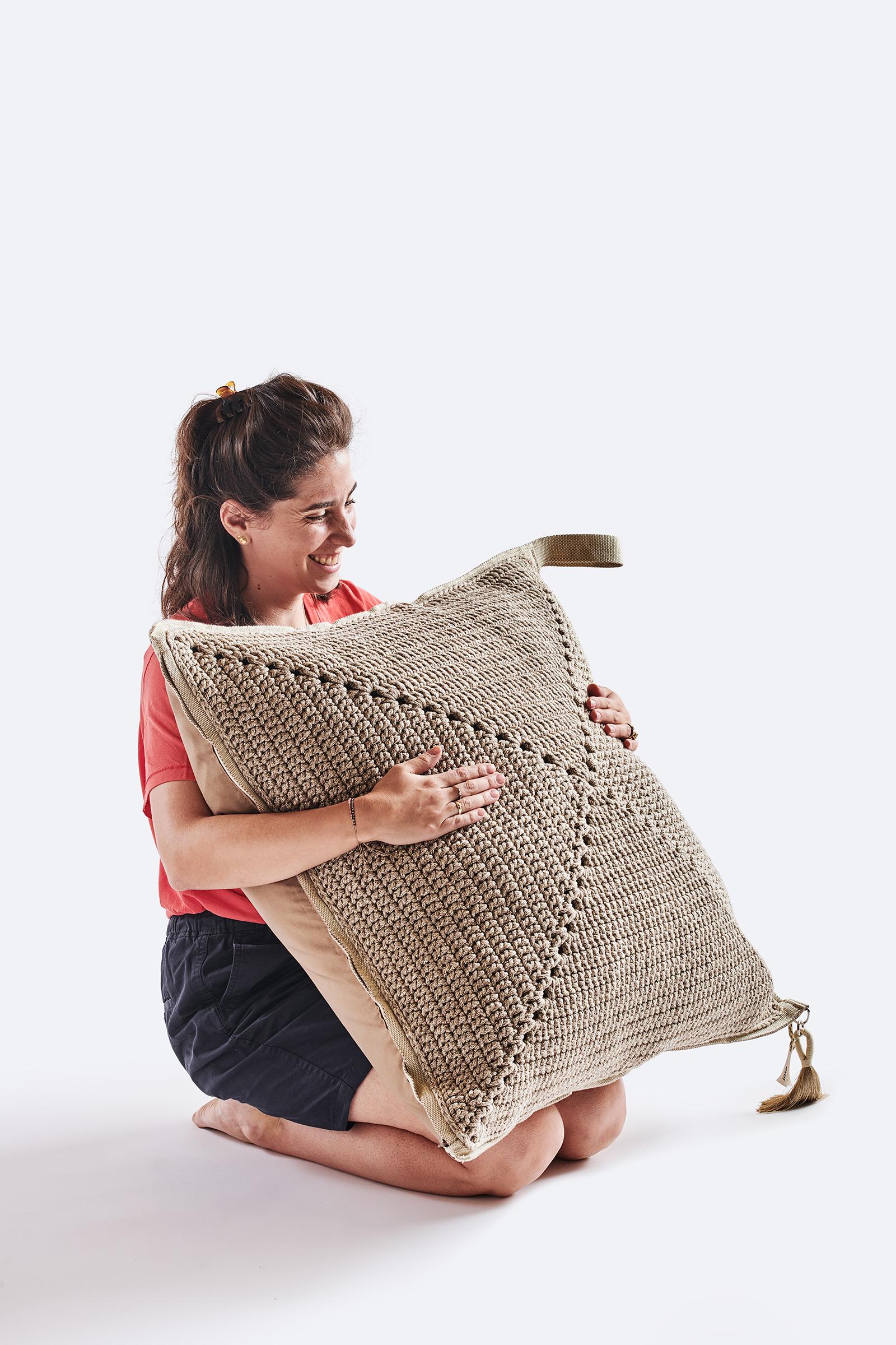 Israélien 21st Century Mocha Outdoor Indoor Handmade Square Floor Cushion (Coussin de sol carré fait à la main) en vente