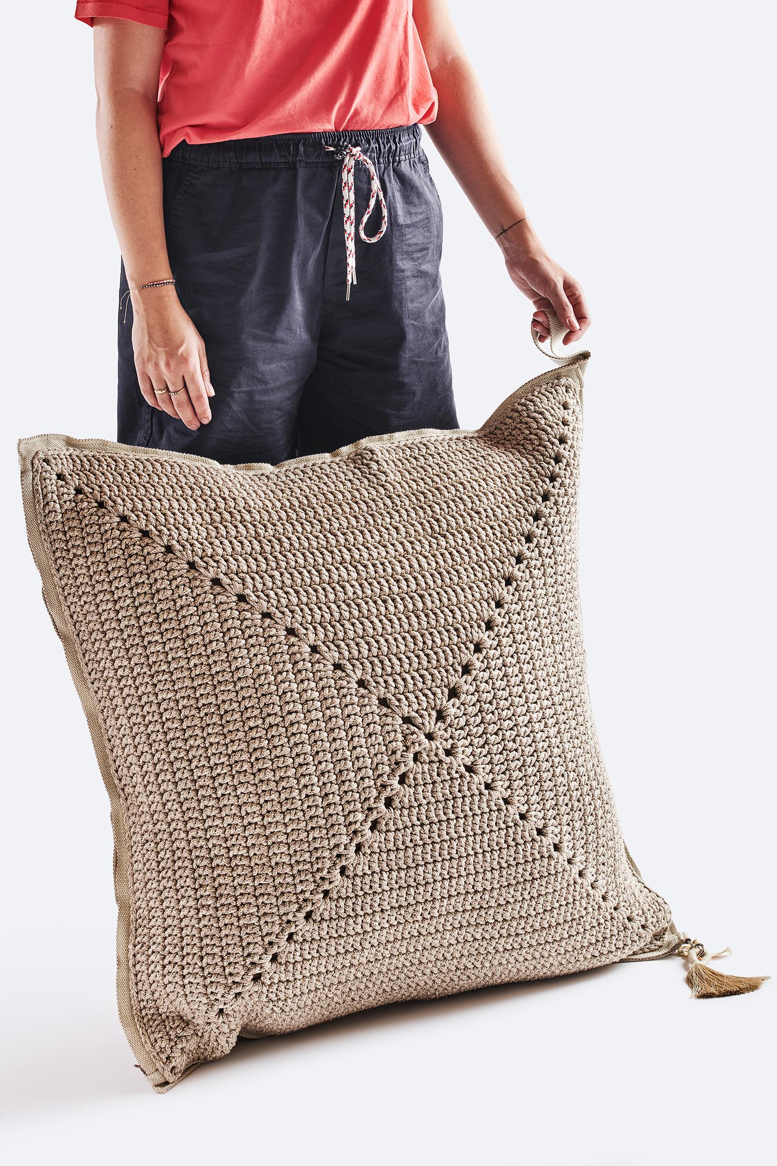 XXIe siècle et contemporain 21st Century Mocha Outdoor Indoor Handmade Square Floor Cushion (Coussin de sol carré fait à la main) en vente