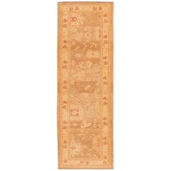 Tapis de couloir turc Oushak beige du 21e siècle