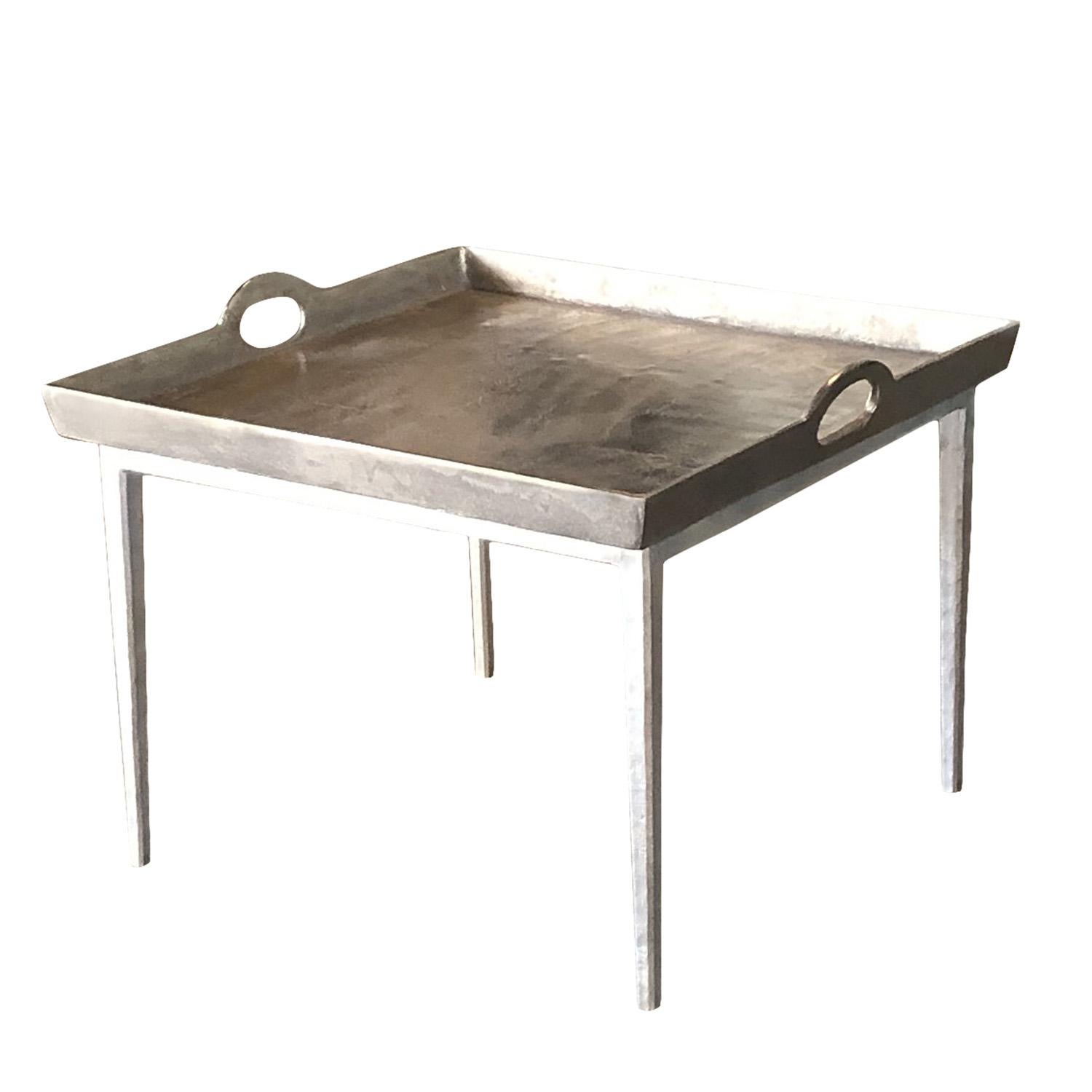 Belgischer Brügge-Metall-Beistelltisch des 21. Jahrhunderts – quadratischer Serviertisch aus Aluminium (21. Jahrhundert und zeitgenössisch) im Angebot