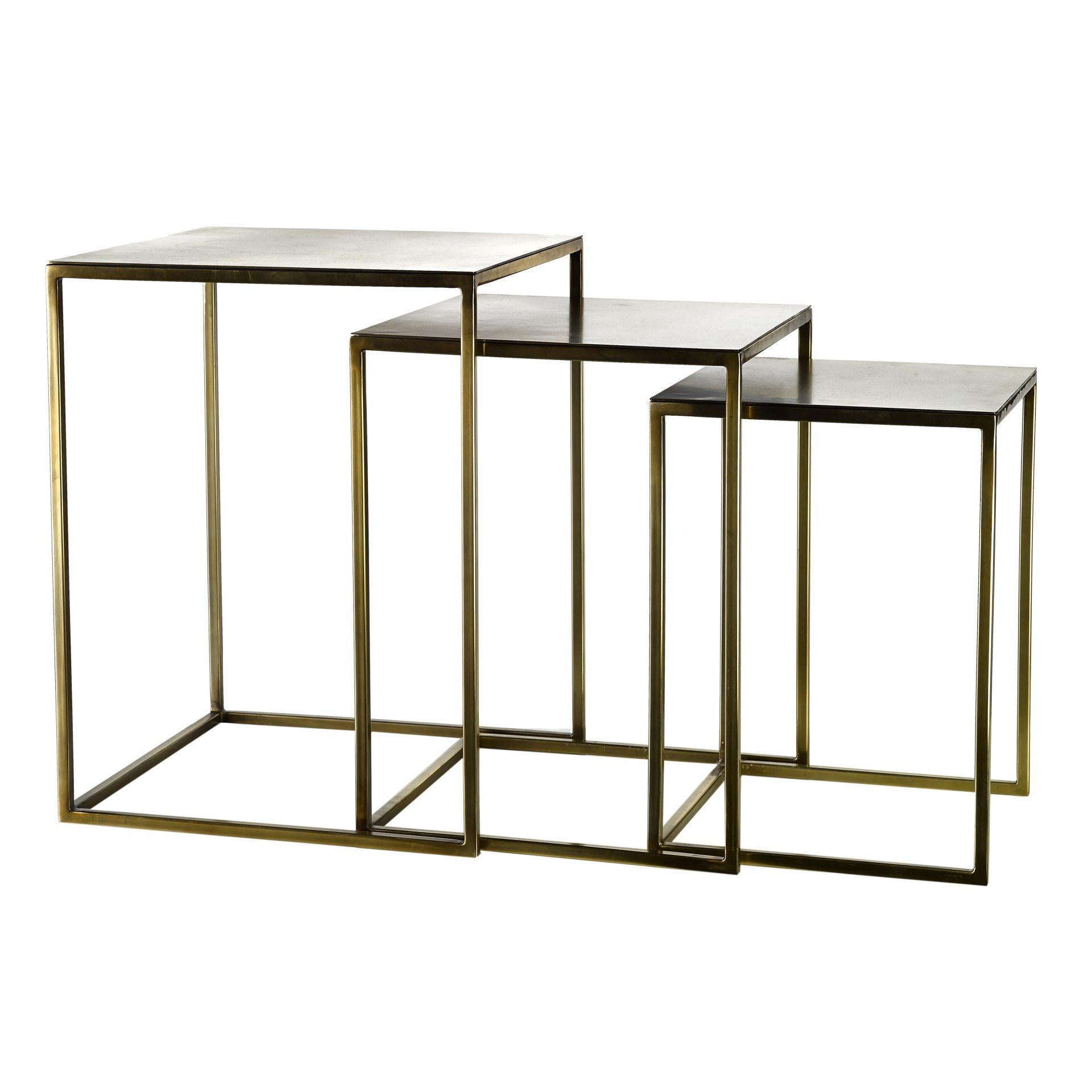A Belgian set of three Juliette metal square nesting side or sofa tables with a gold finish, in good condition. Wear consistent with age and use. Circa 21st Century, Belgium.

Small: 16.25