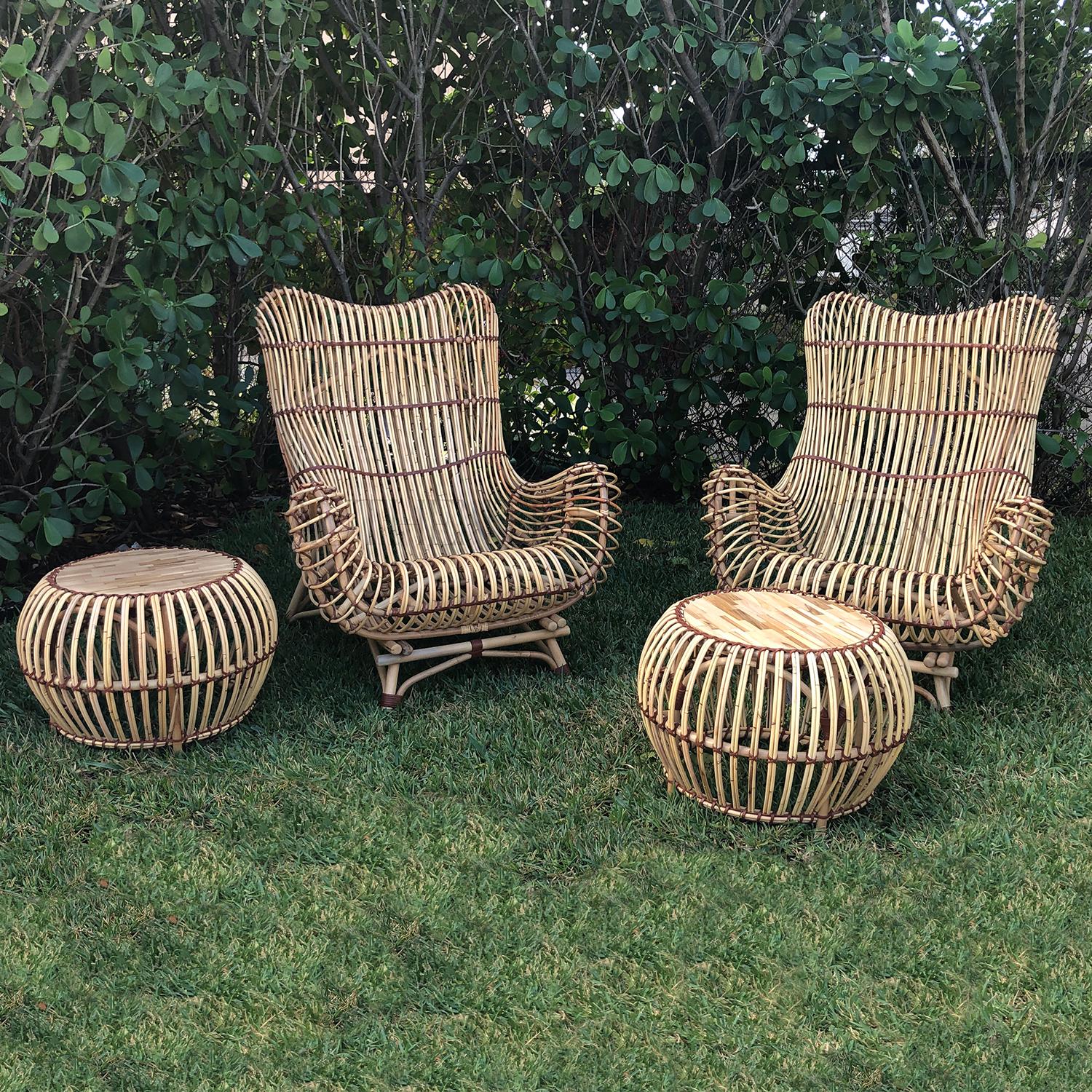 Mid-Century Modern Ensemble belge du 21e siècle de deux chaises longues en rotin et deux tables d'appoint en vente