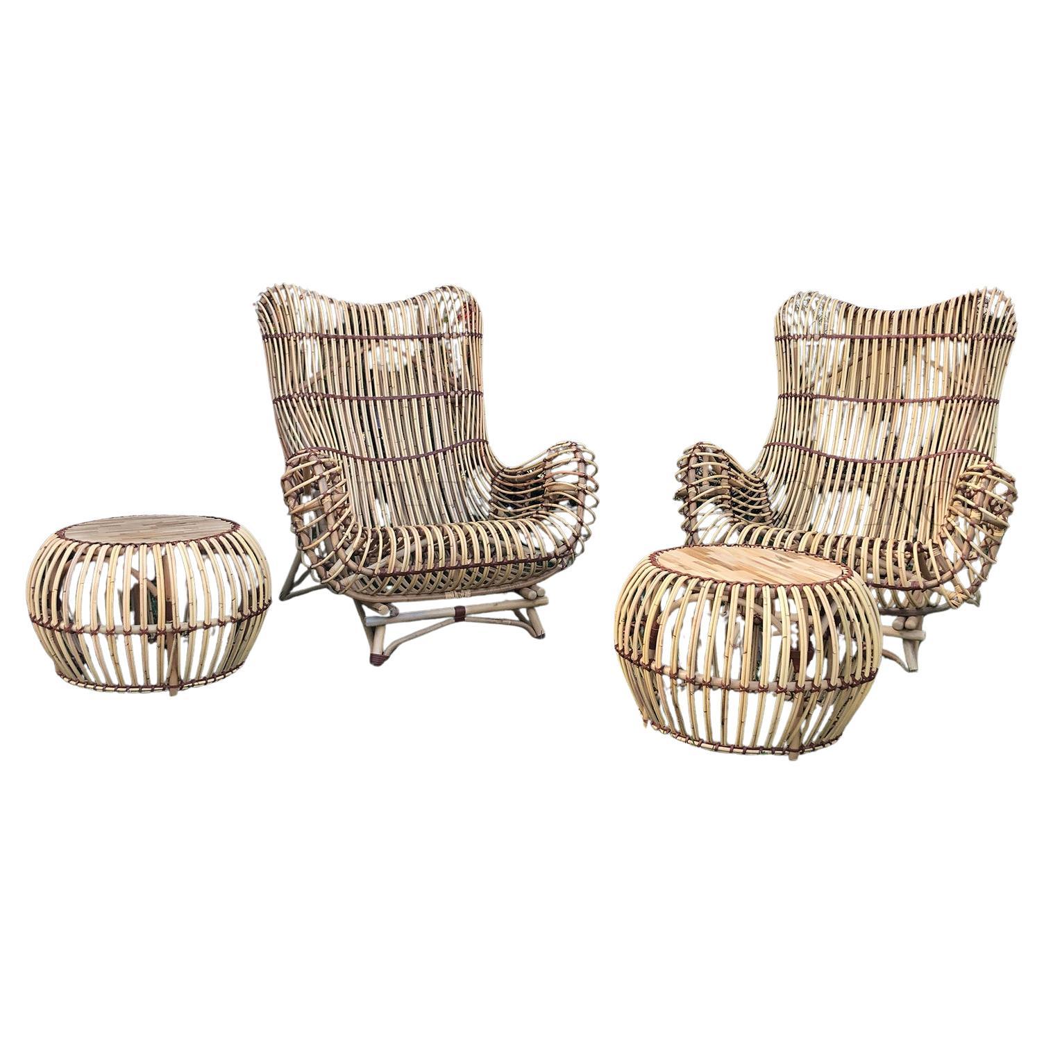 Ensemble belge du 21e siècle de deux chaises longues en rotin et deux tables d'appoint