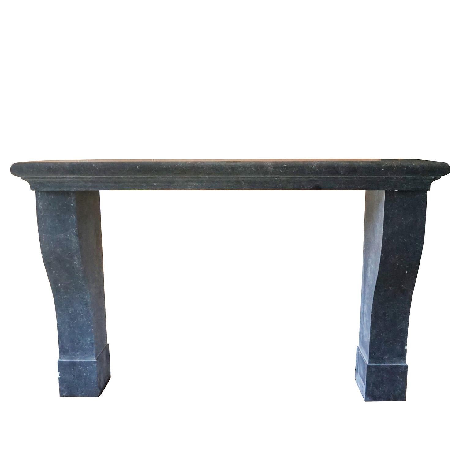 Ein Paar wandmontierter Konsolentische aus belgischem Blaustein mit klaren Linien ist in einer einfachen, minimalistischen Weise mit elegant geschwungenen Beinen gestaltet. Der schöne Stein kommt gut zur Geltung, da das Design sehr einfach ist. Die