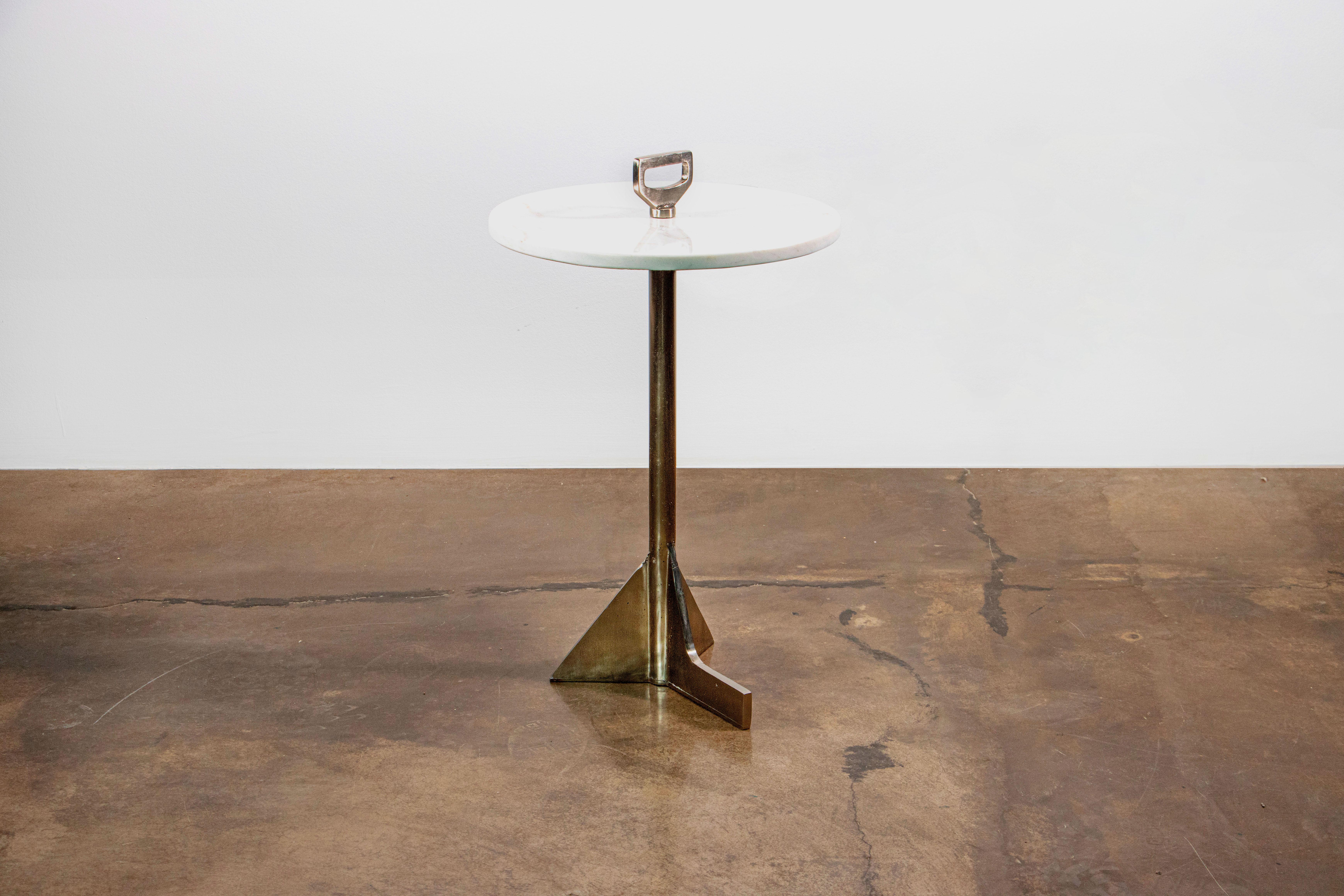 Table à cigarettes Bellance du 21e siècle en bronze moulé et pierre blanche Ibiza en vente 2