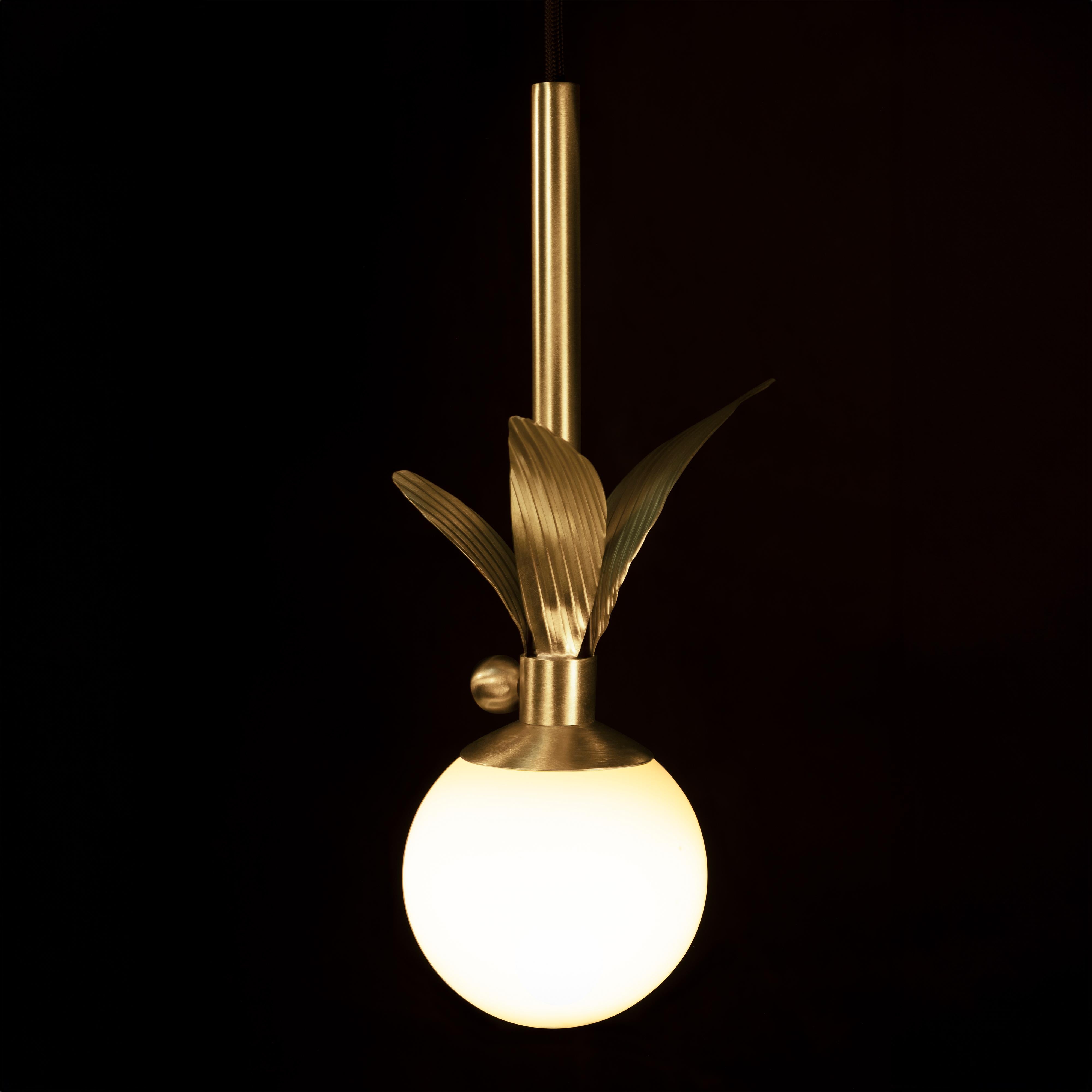 Ottone Lampada a sospensione Century Berlin in vetro opalino opaco realizzata in Portogallo da Creativemary in vendita