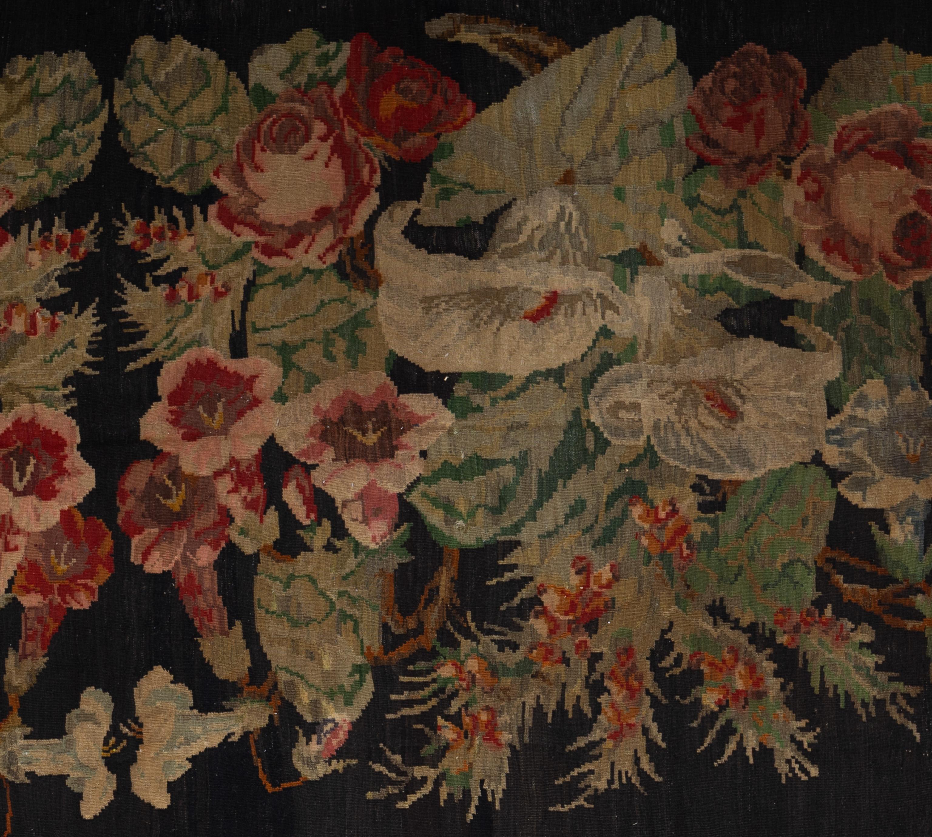 Ce magnifique tapis de Bessarabie, originaire de Turquie, est un bel exemple du riche patrimoine de tissage de la région, alliant l'élégance de l'Europe de l'Est à l'artisanat ottoman. Tissé à la main en laine, il présente un luxuriant motif floral