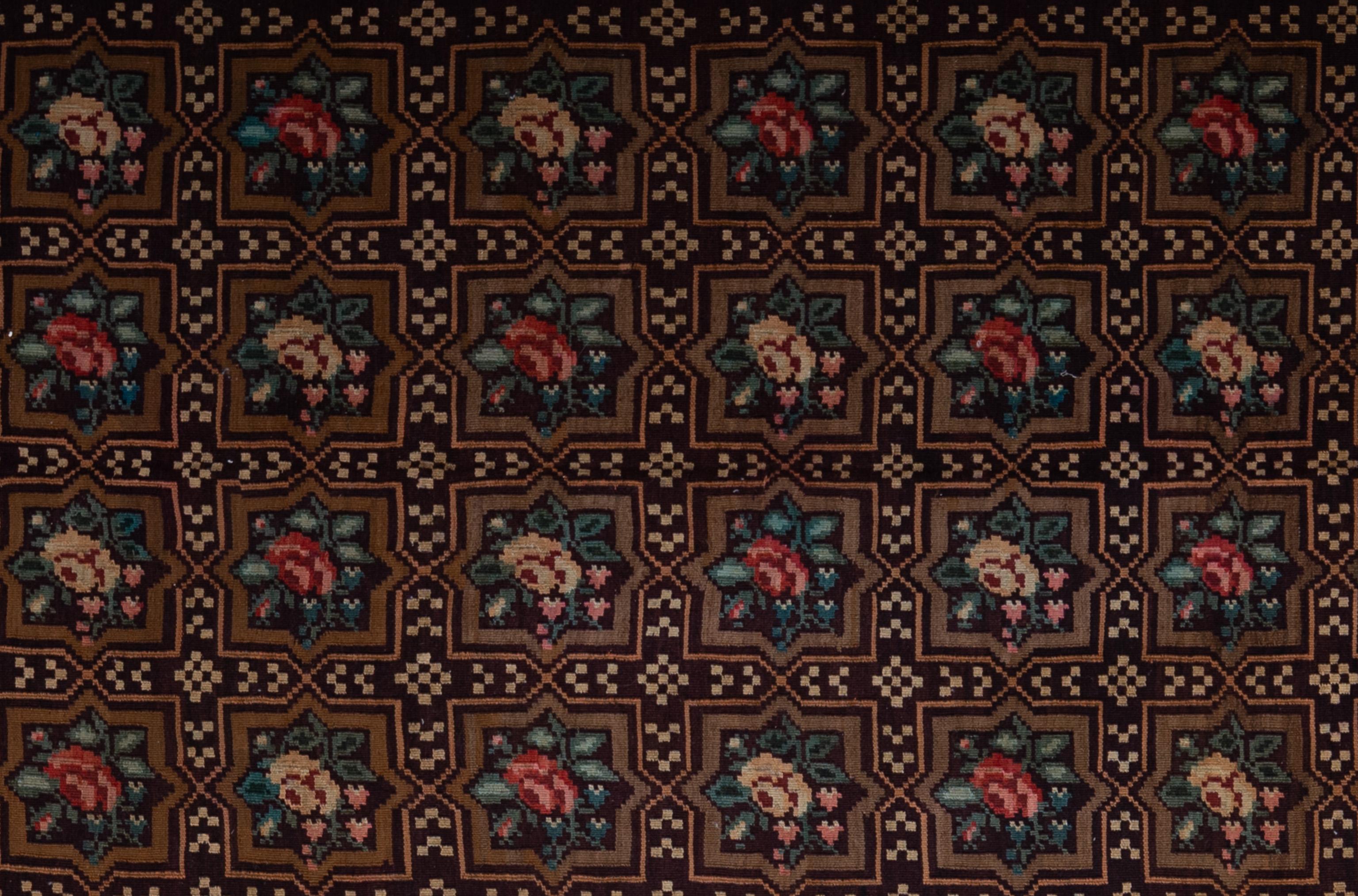Ce magnifique tapis de Bessarabie, originaire de Turquie, est un bel exemple du riche patrimoine de tissage de la région, alliant l'élégance de l'Europe de l'Est à l'artisanat ottoman. Tissé à la main en laine, il présente un luxuriant motif floral