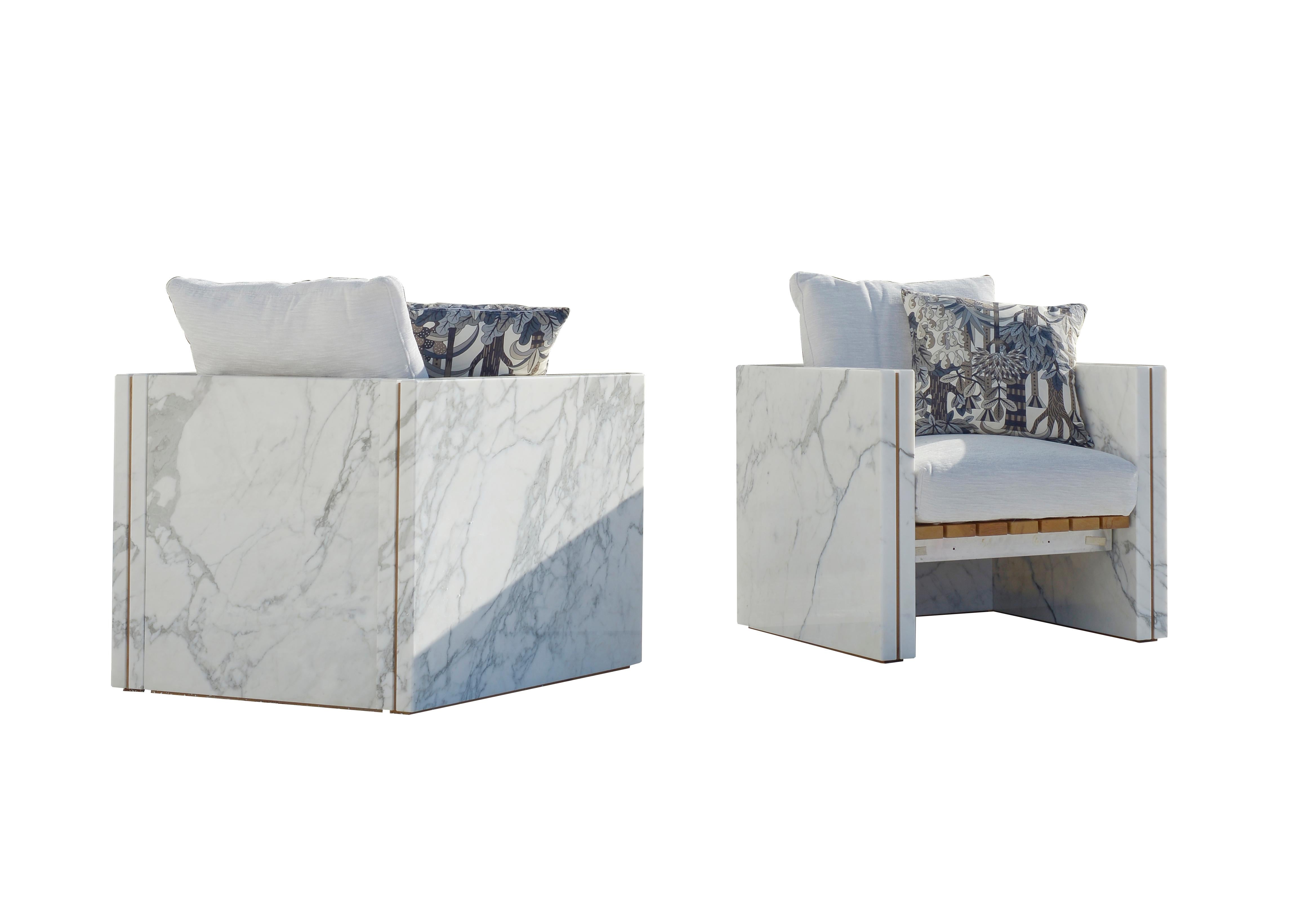 Polished 21st Century Bettogli White Statuario Marble Armchair with Armrests and Cushion For Sale