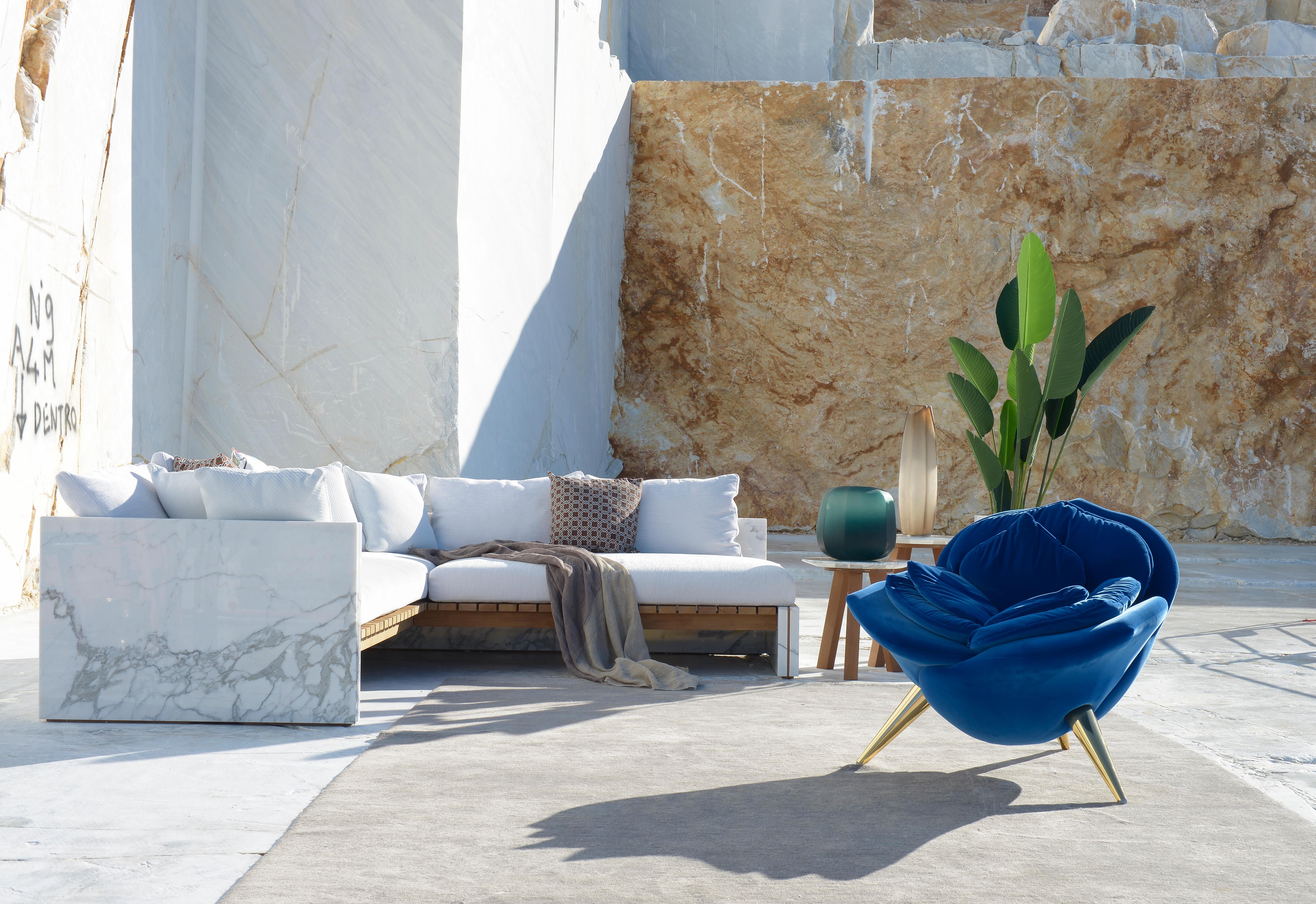Bettogli sofa is made in Statuario marble, a rare quality of marble that is extracted from the Bettogli quarries in North Tuscany where it gets the name from.

From the quarry that is the symbol of Carrara comes an outdoor collection that enhances