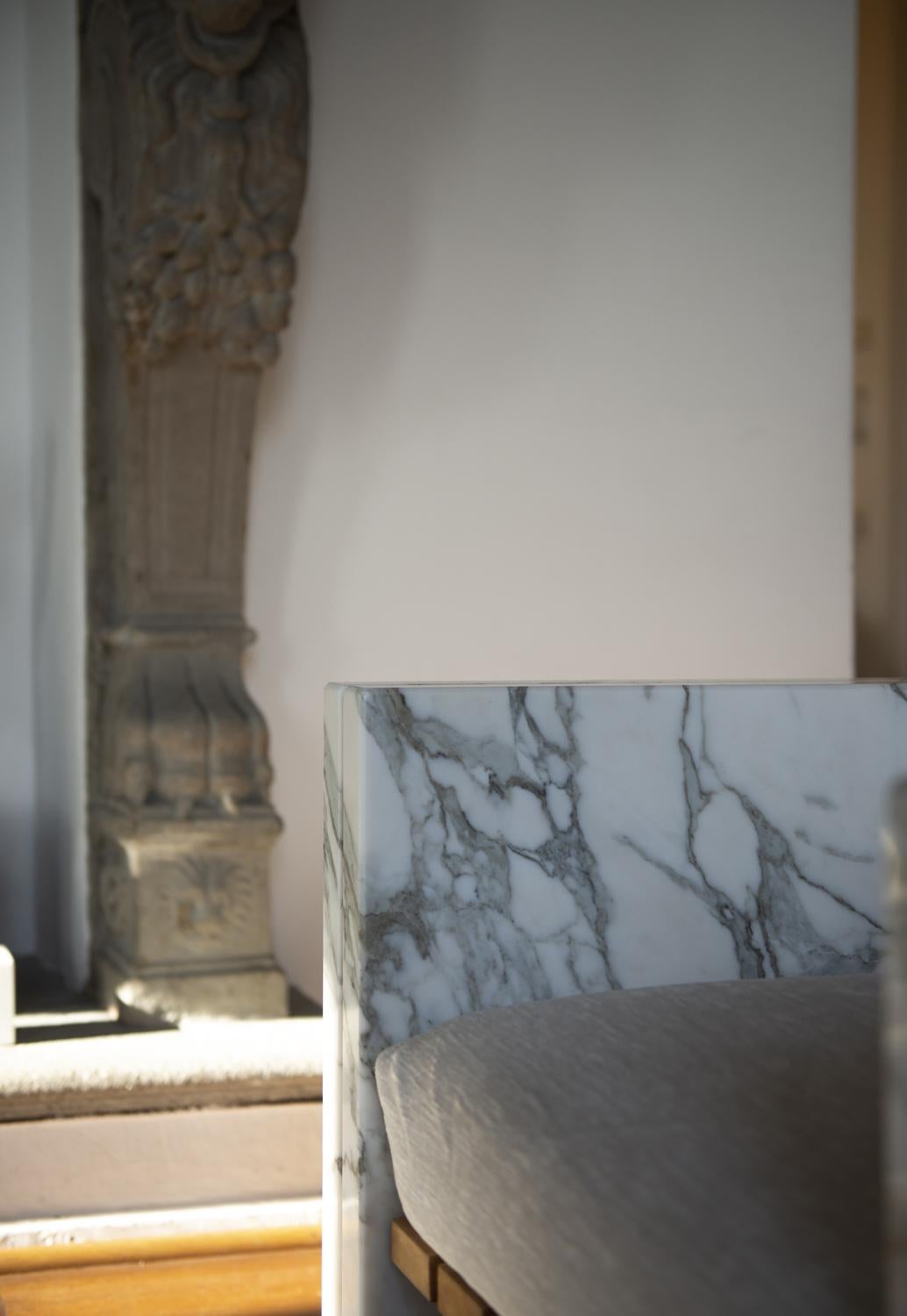 21st Century Bettogli White Statuario Marble Corner Sofa Customized Cushions In New Condition For Sale In Carrara, IT