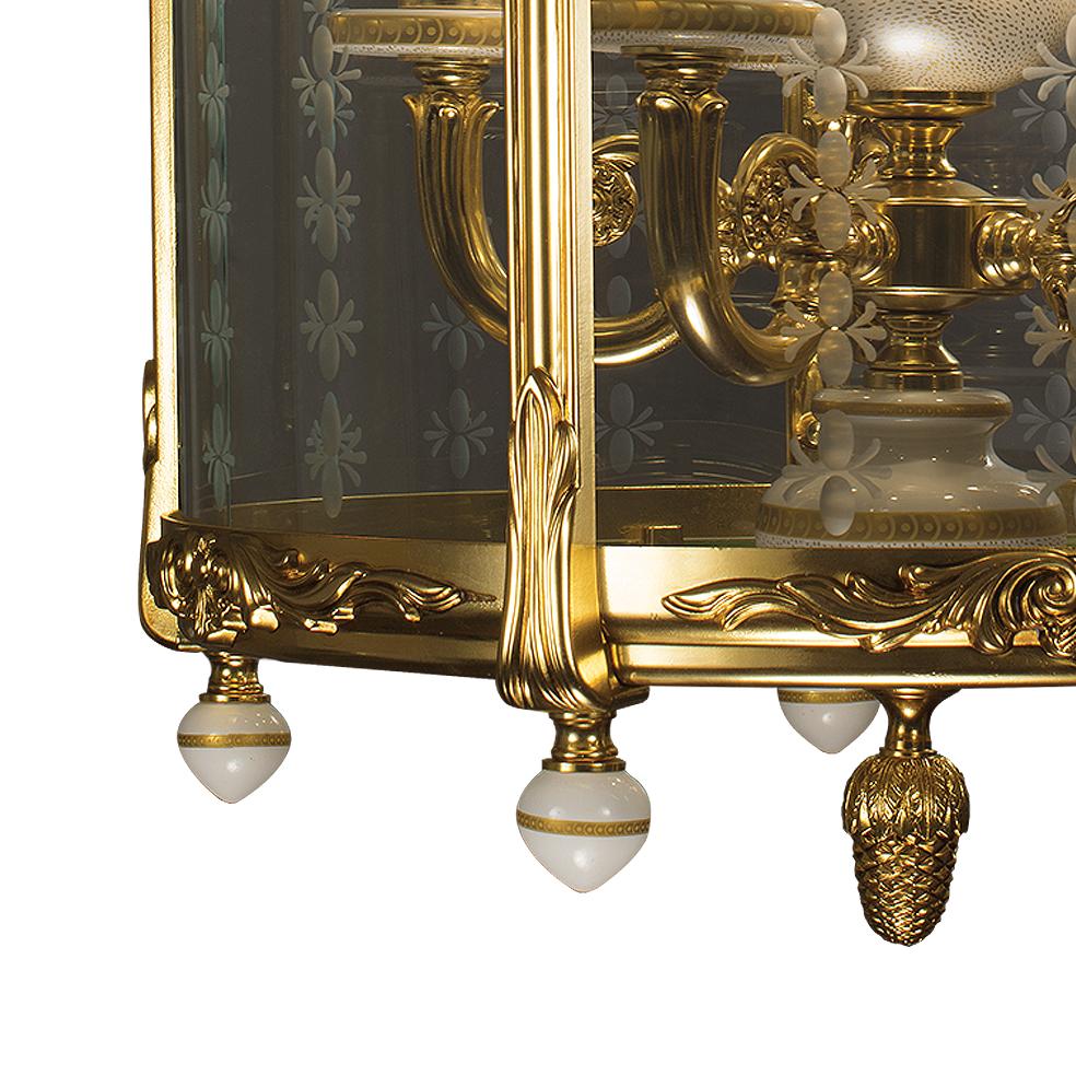 21. Jahrhundert,   Groß  Laterne mit 5-Leuchten, Porzellan, Glas  und goldene Bronze (Graviert) im Angebot