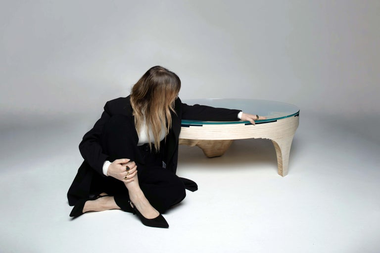 Table basse en bois de bouleau du 21e siècle avec plateau en verre, édition  d'artiste En vente sur 1stDibs