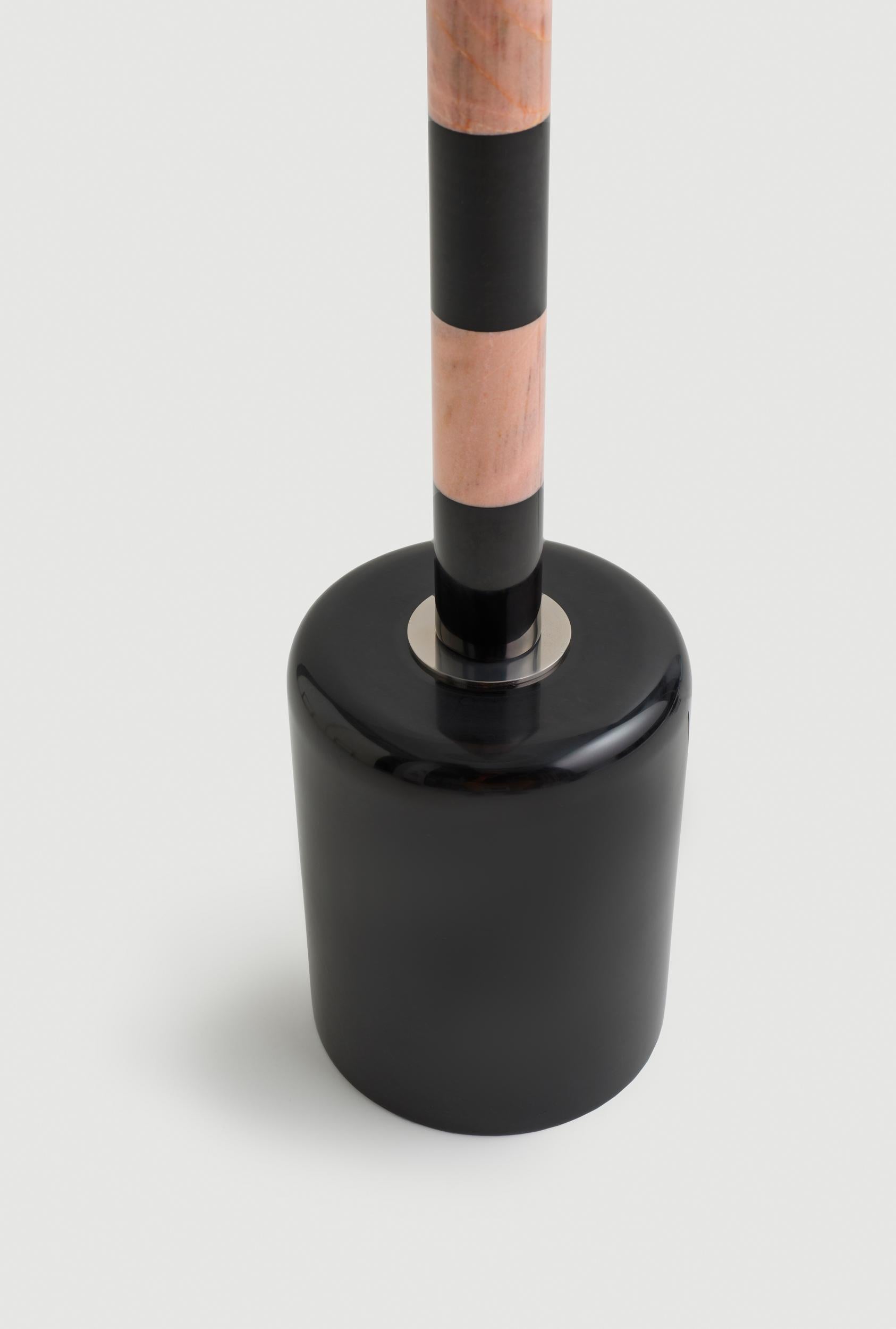 XXIe siècle et contemporain Lampadaire SARE du 21e siècle en marbre noir et rose avec verre dépoli en vente