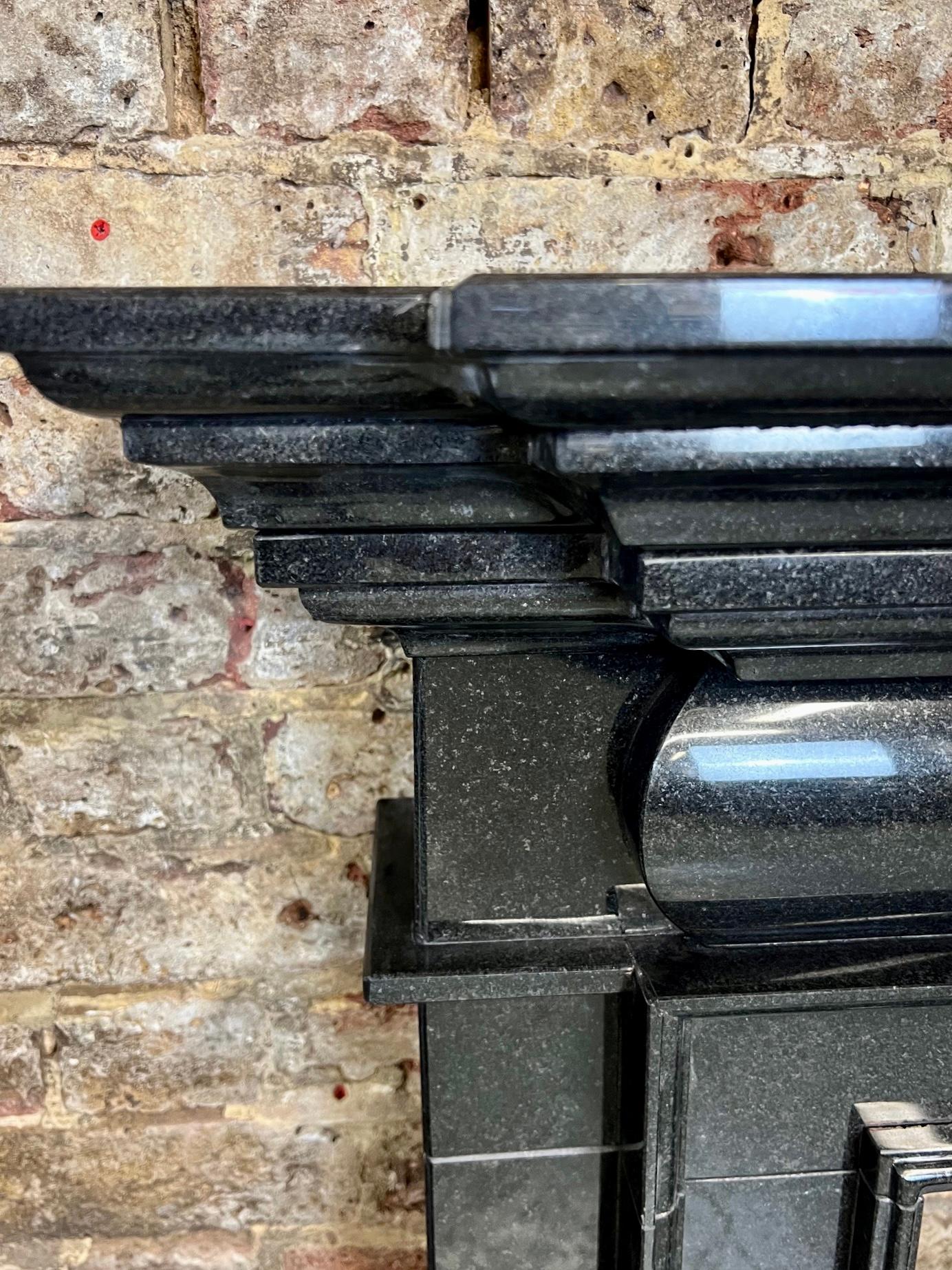 Sculpté à la main Manteau de cheminée en granit noir du 21e siècle en vente