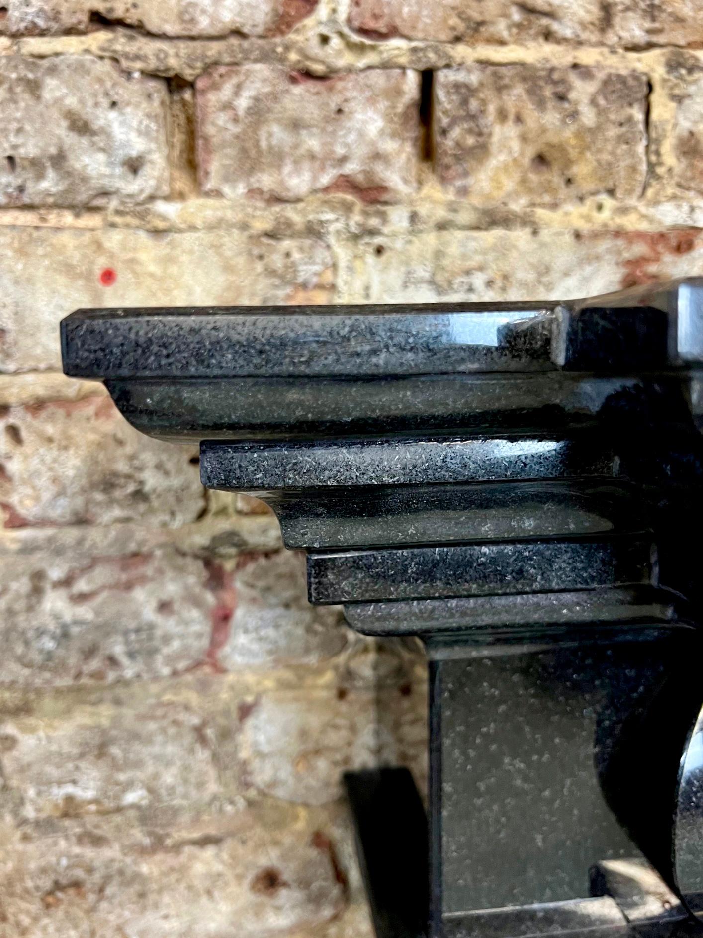 Granit Manteau de cheminée en granit noir du 21e siècle en vente