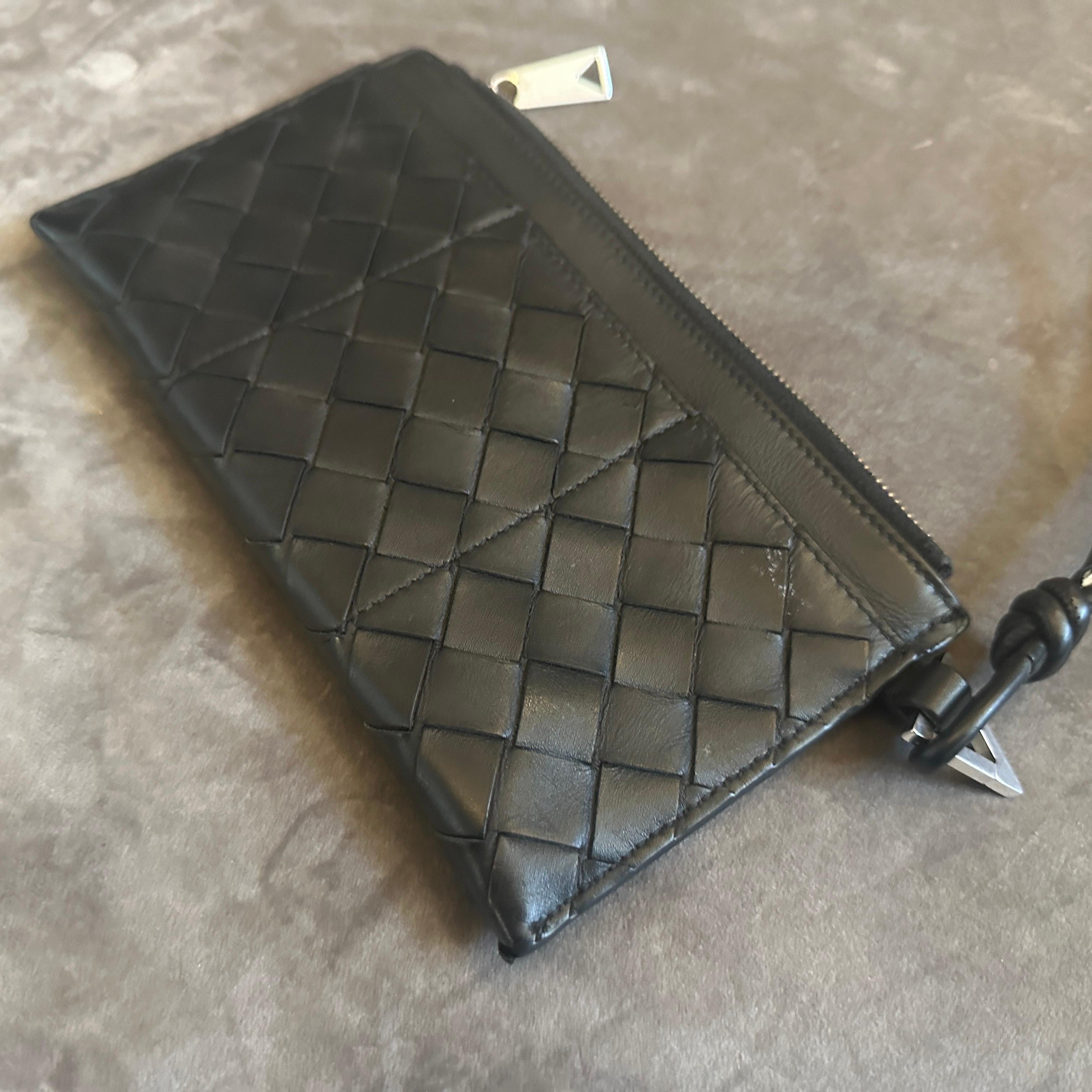 Portafoglio a pochette in pelle nera a trama intrecciata del 21° secolo di Bottega Veneta in vendita 7