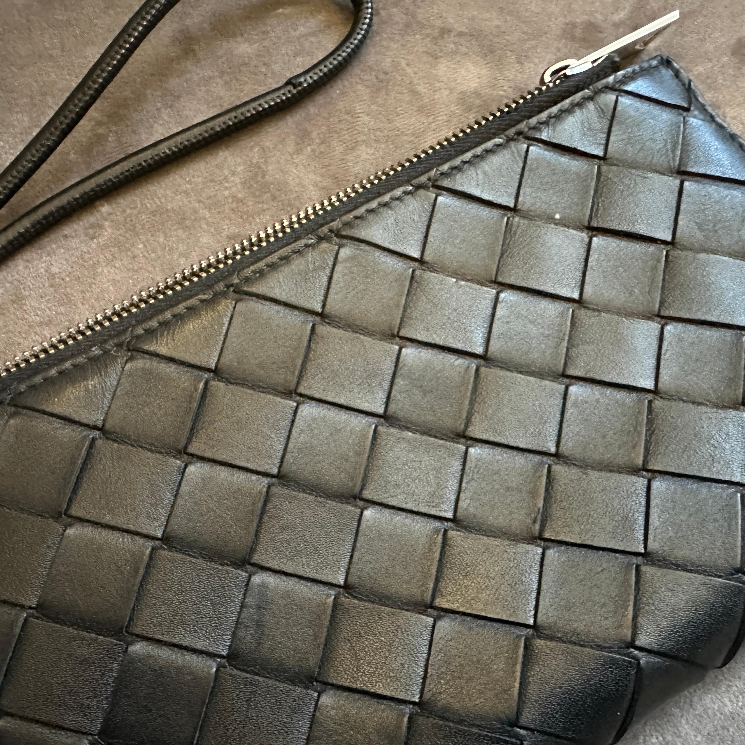 Nero Portafoglio a pochette in pelle nera a trama intrecciata del 21° secolo di Bottega Veneta in vendita
