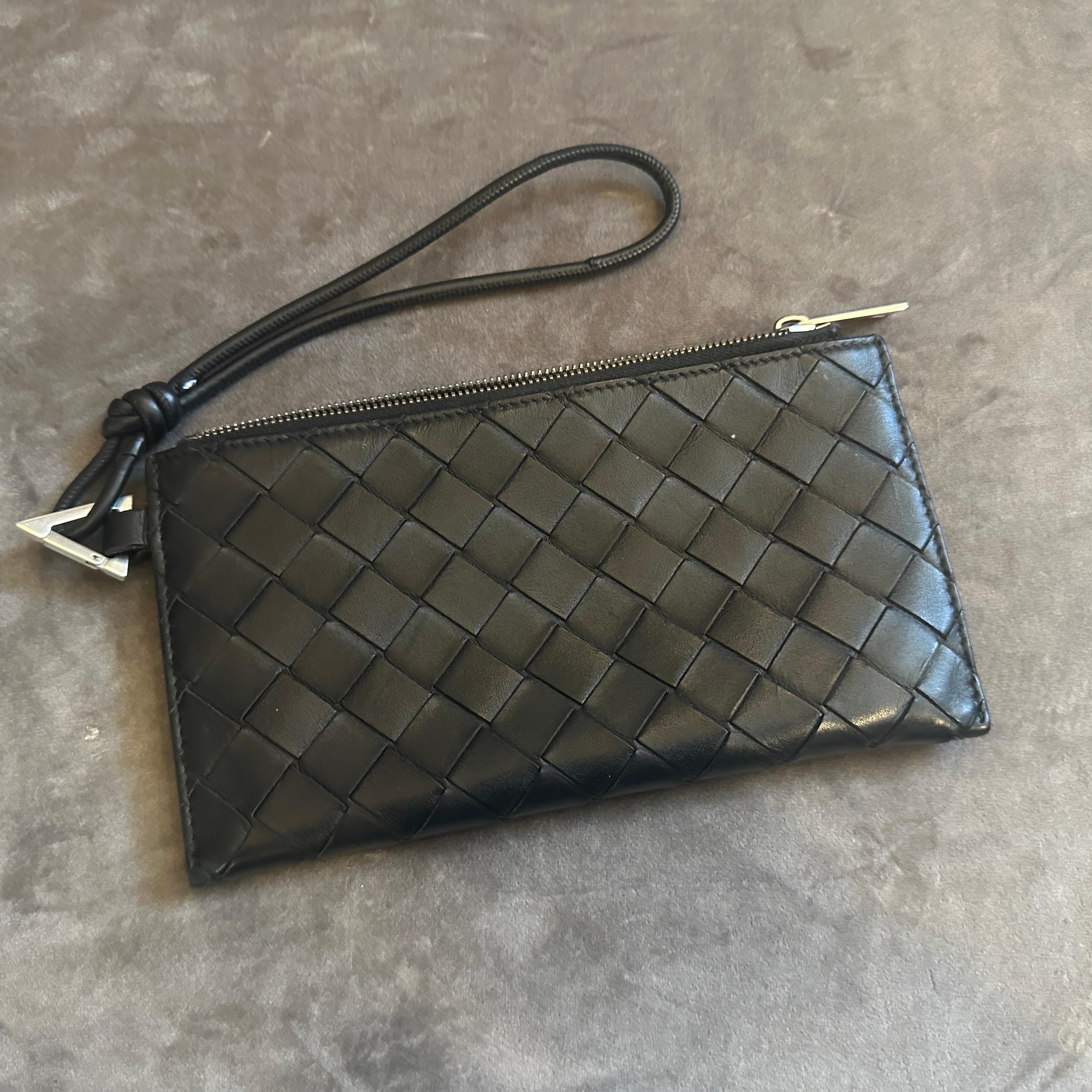 Portafoglio a pochette in pelle nera a trama intrecciata del 21° secolo di Bottega Veneta In condizioni ottime in vendita a Aci Castello, IT