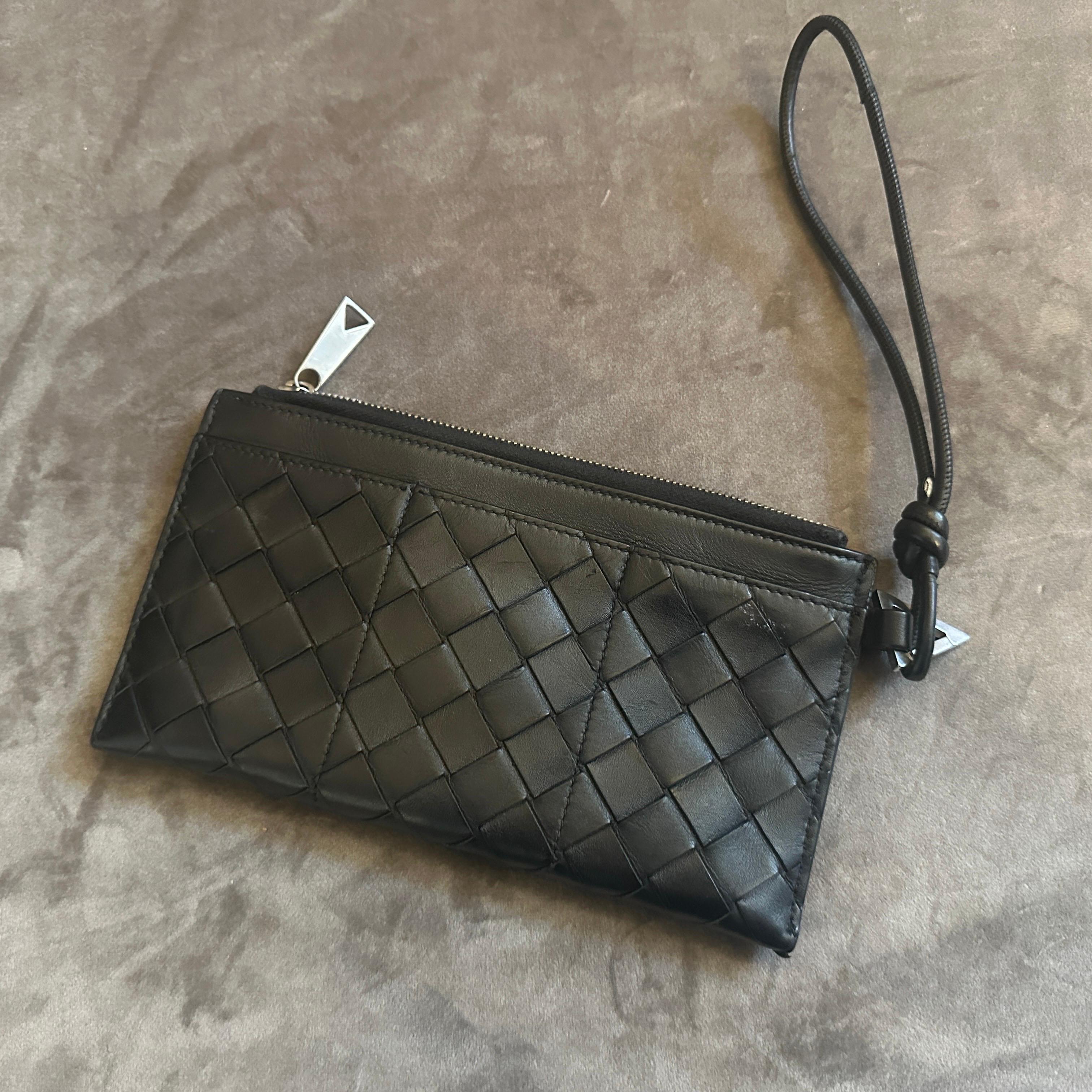 da uomo o donna Portafoglio a pochette in pelle nera a trama intrecciata del 21° secolo di Bottega Veneta in vendita