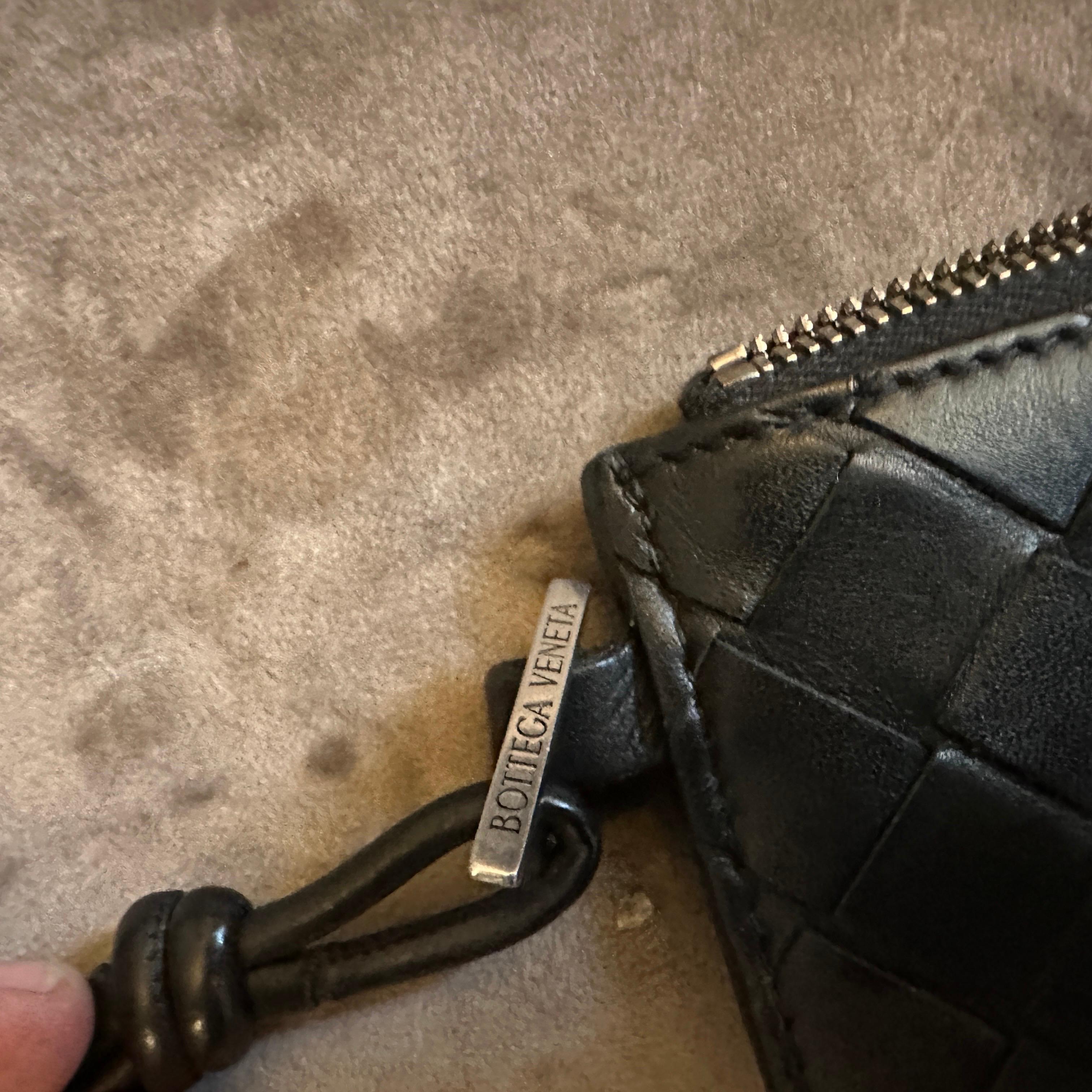 Portafoglio a pochette in pelle nera a trama intrecciata del 21° secolo di Bottega Veneta in vendita 1