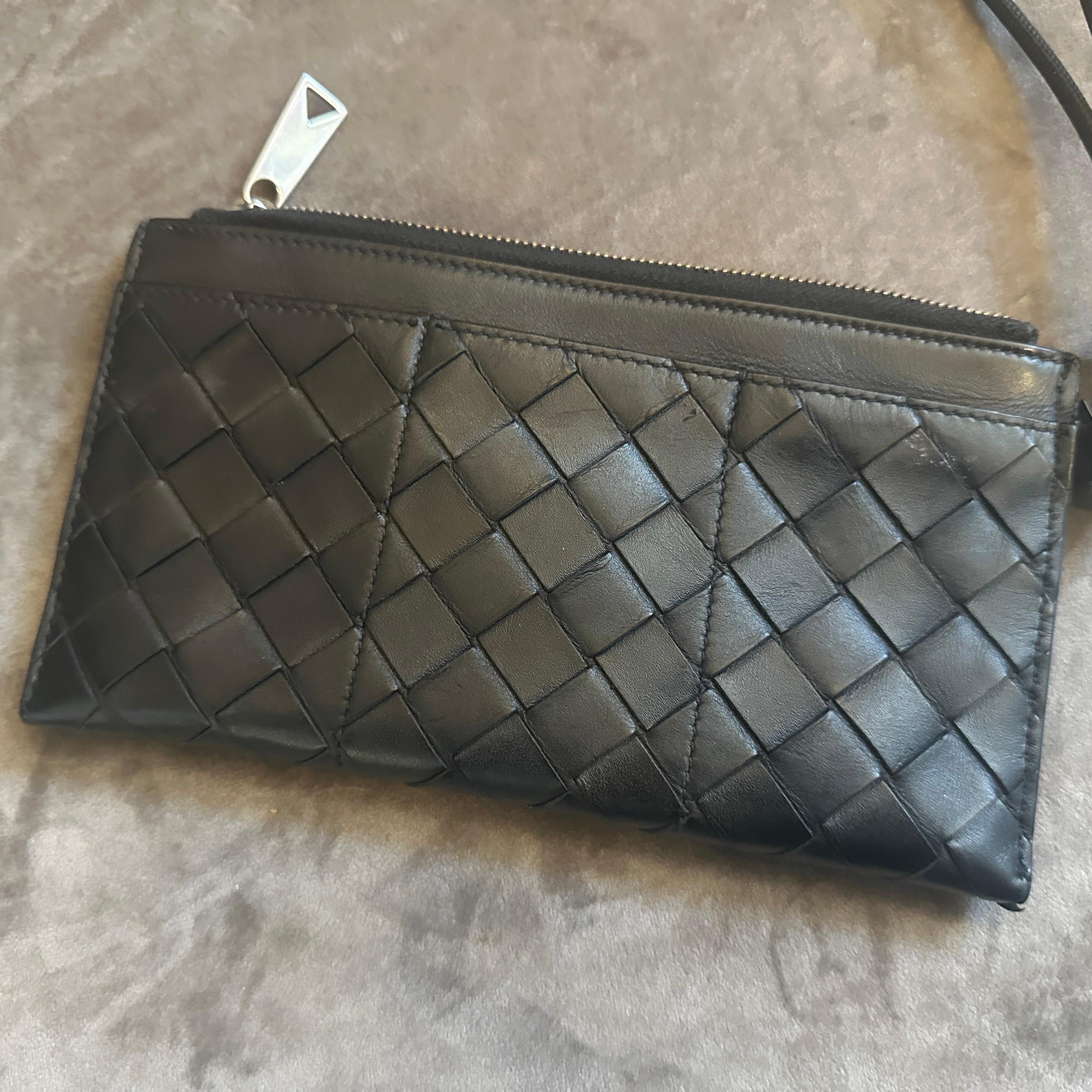 Portafoglio a pochette in pelle nera a trama intrecciata del 21° secolo di Bottega Veneta in vendita 2
