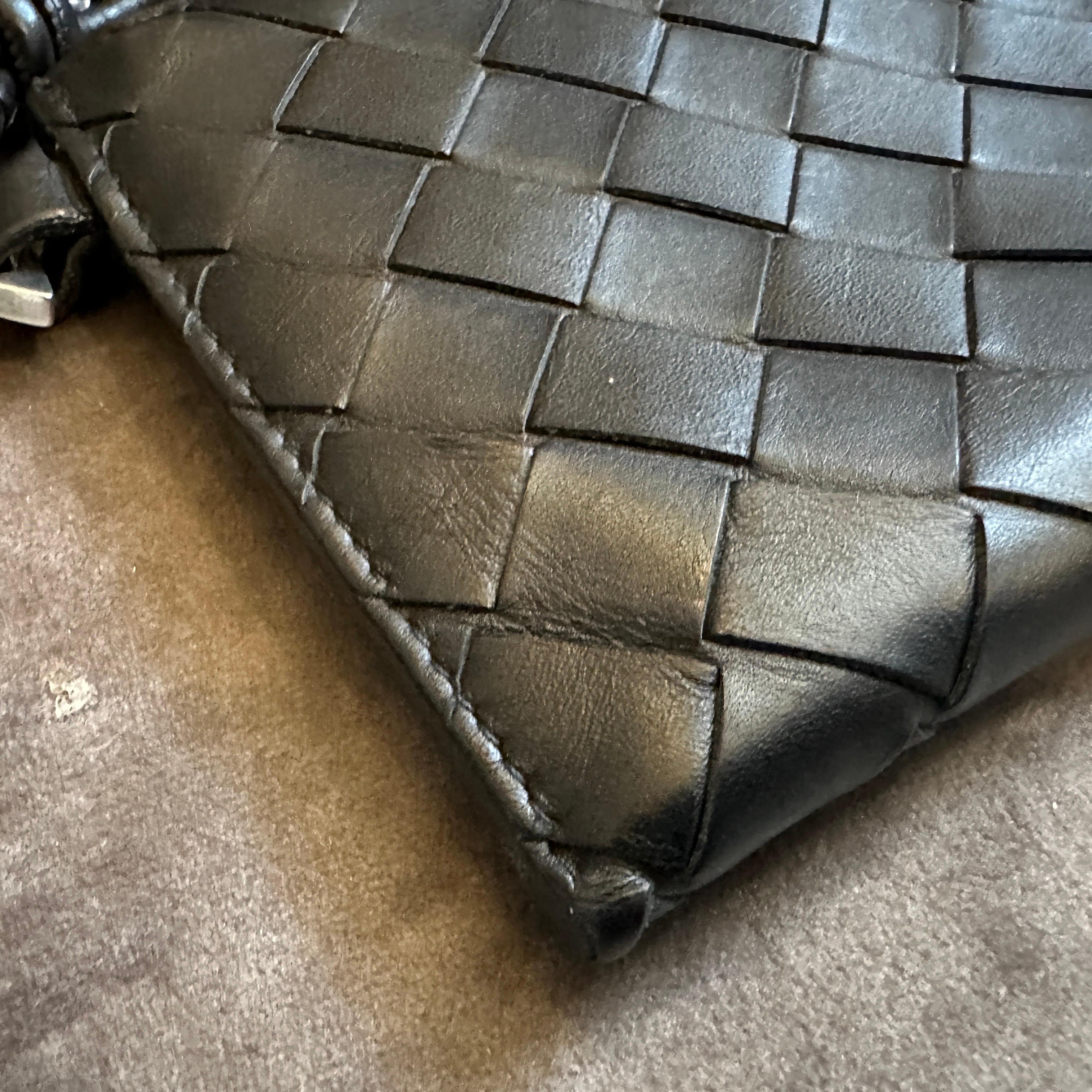 Portafoglio a pochette in pelle nera a trama intrecciata del 21° secolo di Bottega Veneta in vendita 3
