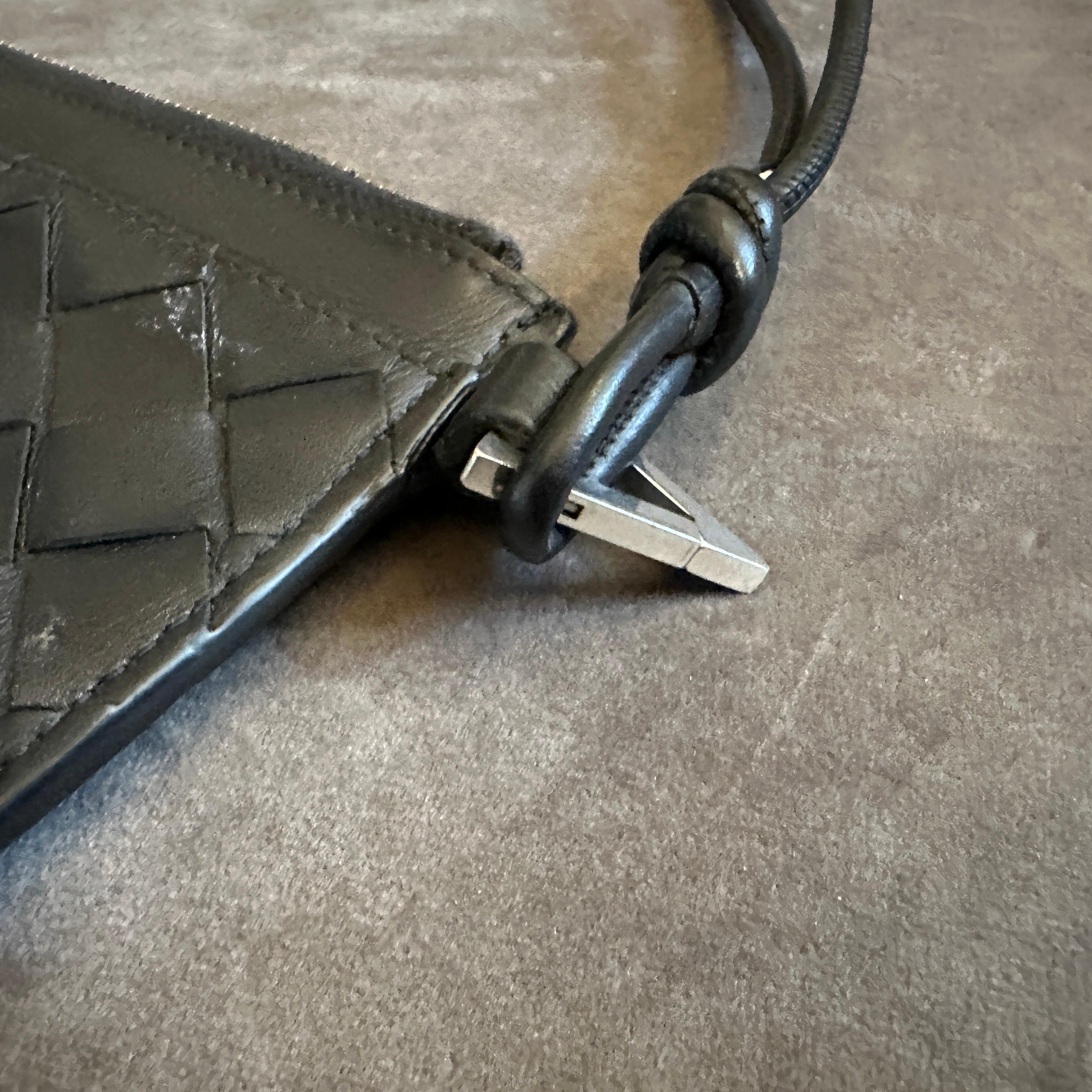 Portafoglio a pochette in pelle nera a trama intrecciata del 21° secolo di Bottega Veneta in vendita 4