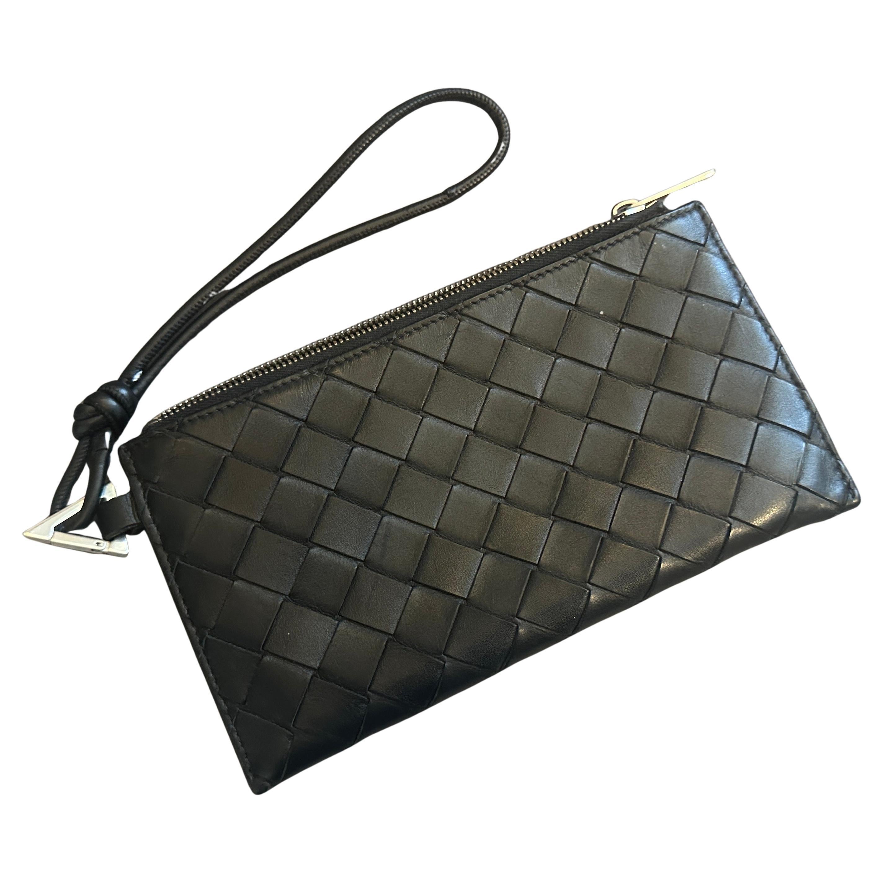 Portafoglio a pochette in pelle nera a trama intrecciata del 21° secolo di Bottega Veneta