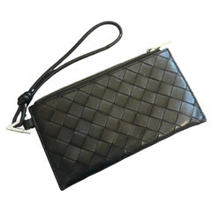 Portafoglio a pochette in pelle nera a trama intrecciata del 21° secolo di Bottega Veneta