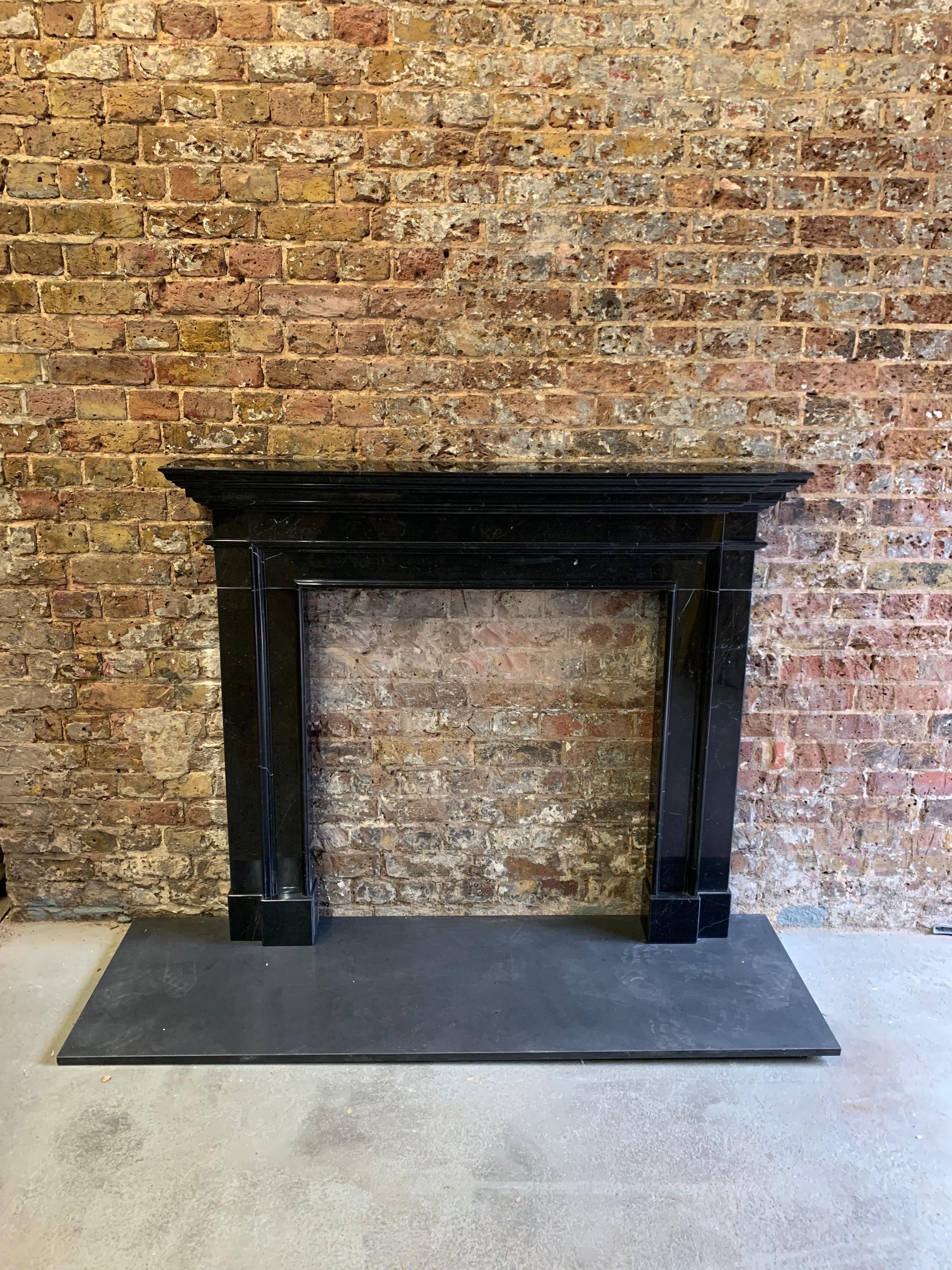 Anglais Manteau de cheminée en marbre noir du 21e siècle en vente