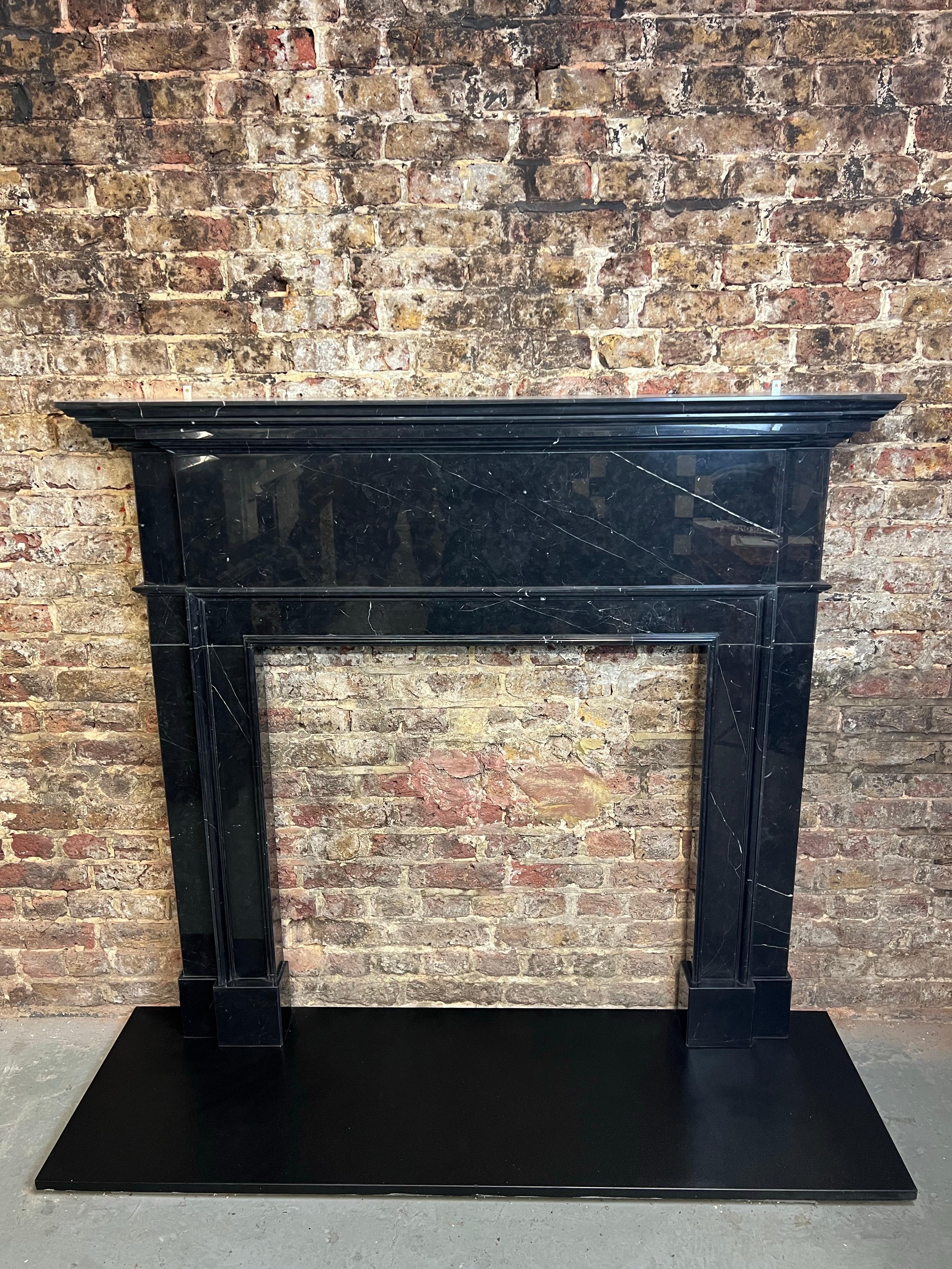 Cheminée en marbre noir du 21e siècle.
Cette cheminée unique de fabrication anglaise est fabriquée en marbre Nero Marquino italien profond avec une finition polie.
Le design est basé sur un design géorgien mais s'adapte à la plupart des
