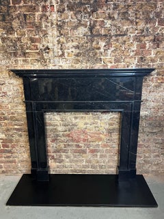 Mantello in marmo nero del XXI secolo