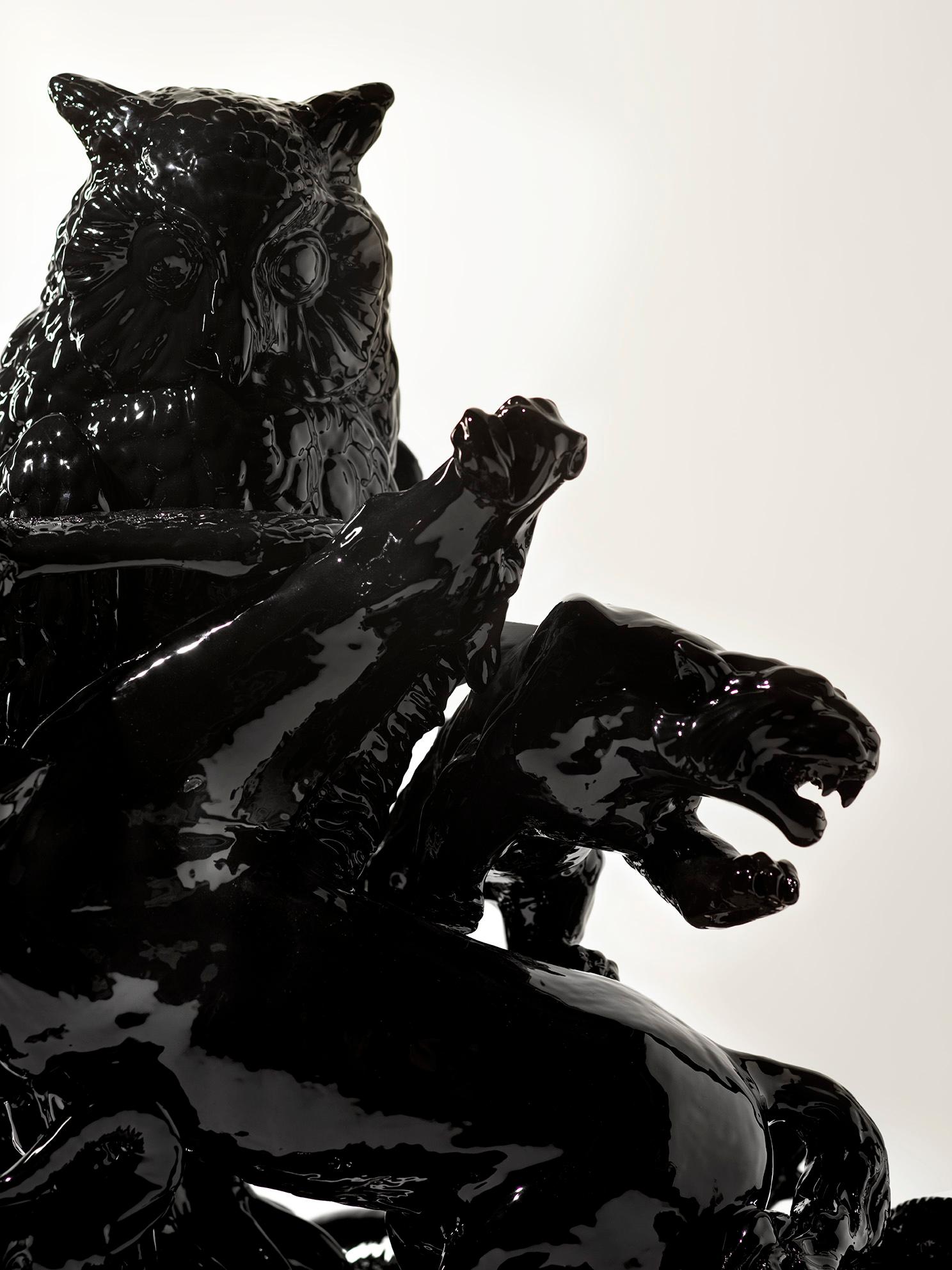 schwarze Eulenskulptur des 21. Jahrhunderts von Andrea Anastasio, Ceramica Gatti, Italien. Dieses in Italien hergestellte Einzelstück wurde von Andrea Anastasio in der historischen Bottega Ceramica Gatti 1928 in Faenza entworfen, die sich auf die