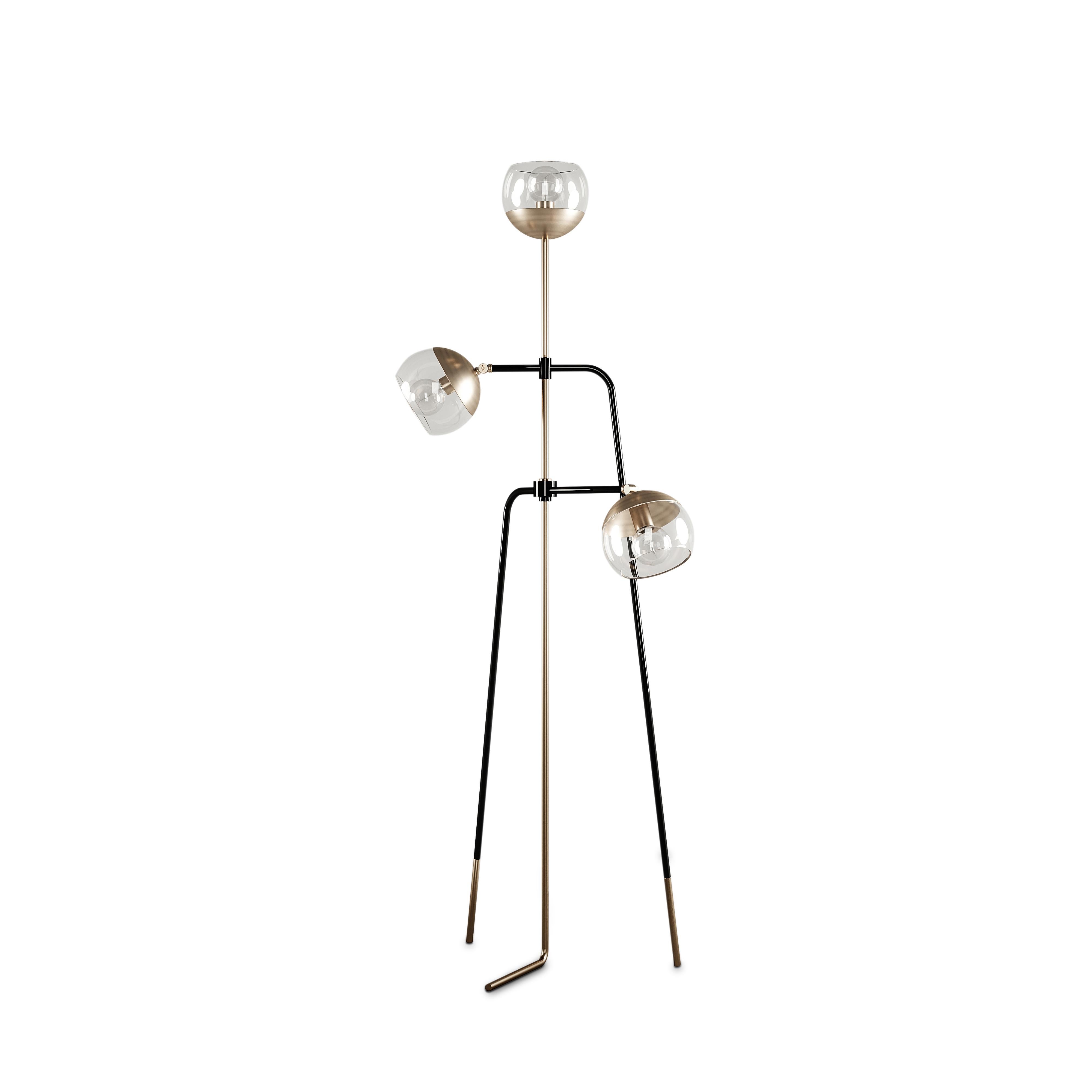 The black widow, the master of the art of weaving and heartless predator, has strongly inspired our designers to develop the Black Widow Family. Emerging exquisite contemporary lamps into sensory pieces of extreme elegance.
With its beautiful light